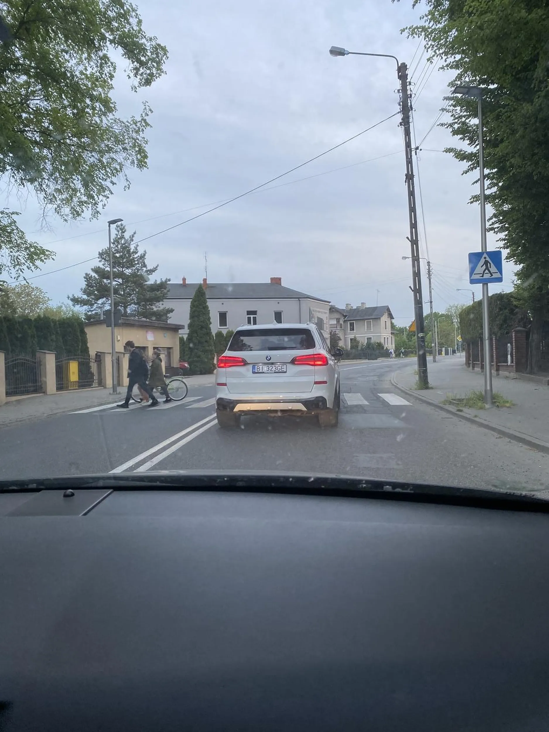 Kutas jedzie nie pod swoich pasach i zajeżdża drogę