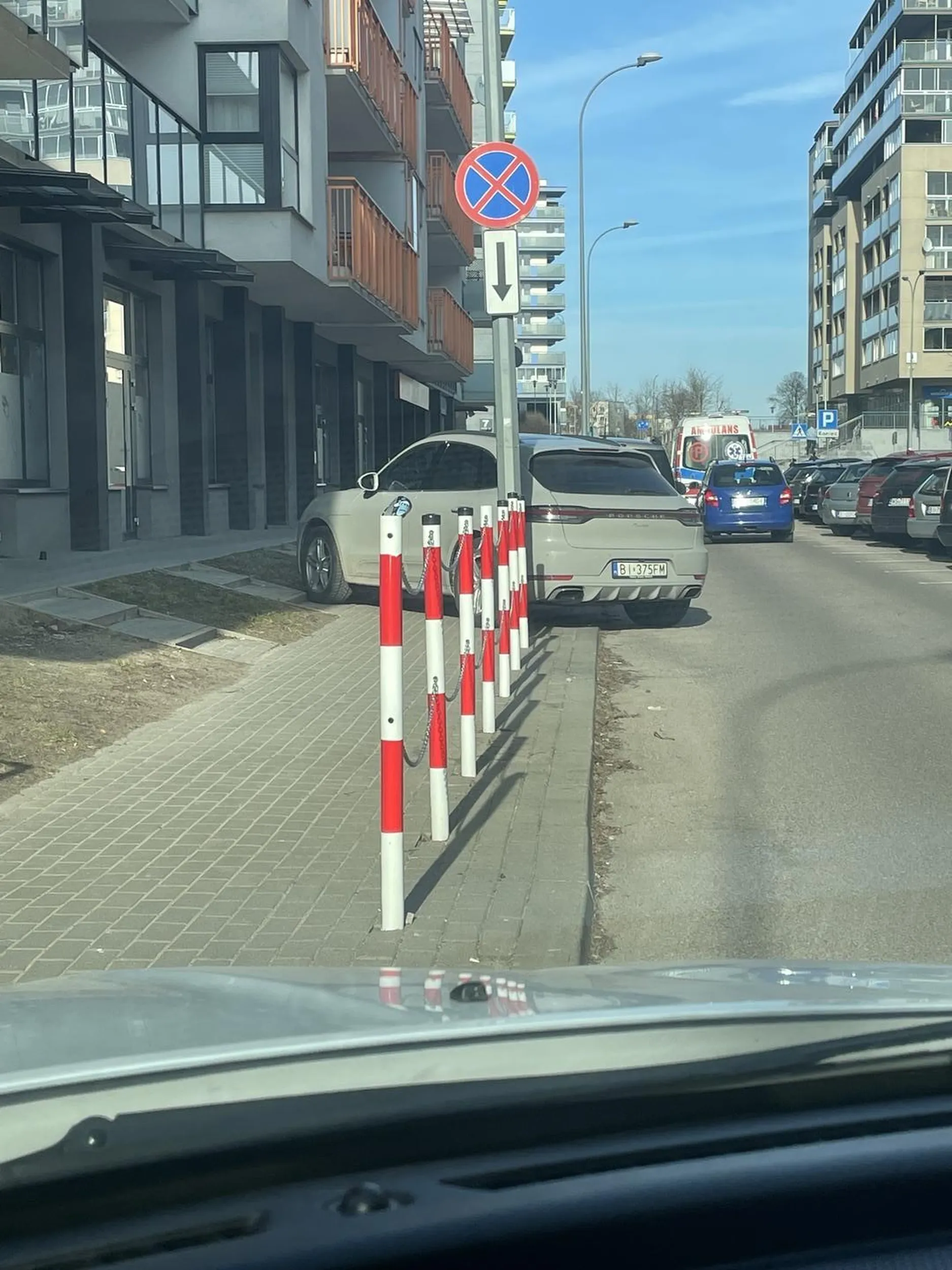 Ulica Sobieskiego w Białymstoku. Złamas parkuje tak regularnie.