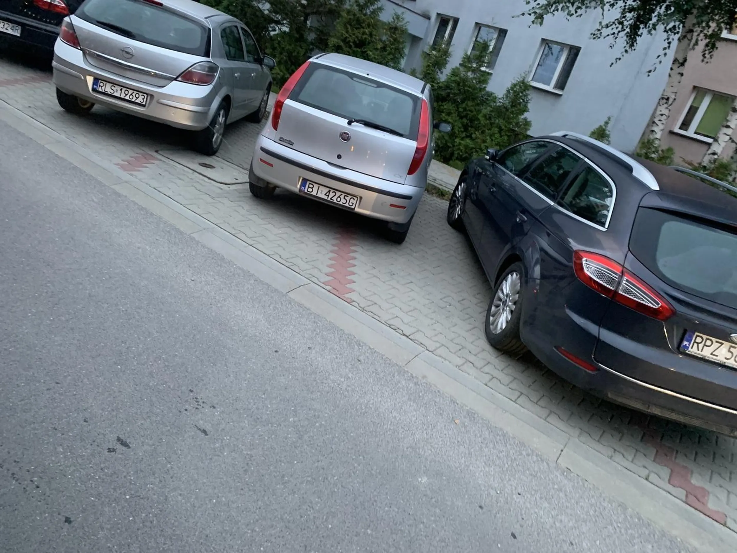 Nie widzi pan linii wyznaczajacych miejsca????