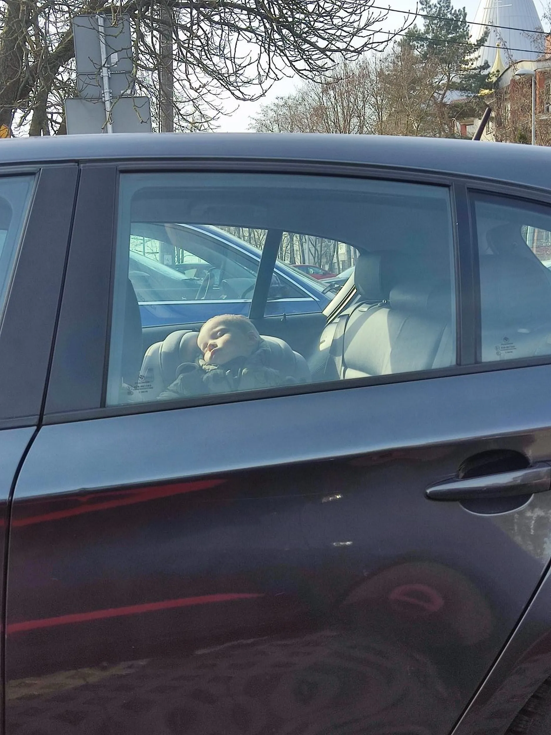 Ja rozumiem zapomnieć czegoś z domu ale zostawić dziecko u to jeszcze w otwartym samochodzie? Skrajnie nie odpowiedzialne zachowanie. Już się boje co to będzie jak upały nadejdą...