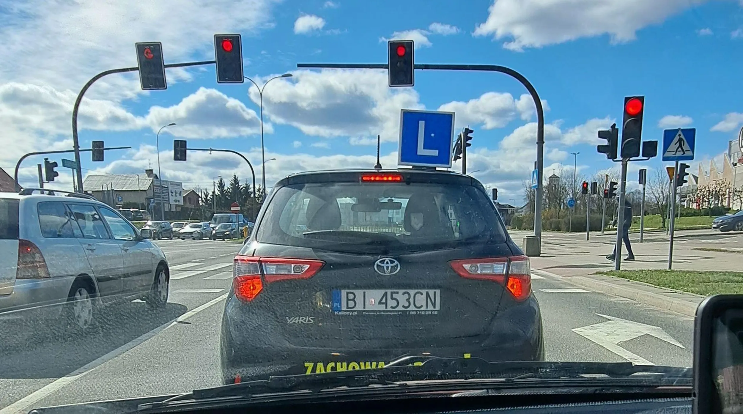 2023.03.28 12:36:44 Niech ta osoba co uczyła się w tej NIBY elce to nich lepiej jeździ bo wolno jechała i torowała drogę i inni się wkurzali na drodze...to było obok atrium biała...i wolno jechała i nie umiała zmienić szybko pasa ruchu gdy był wolny