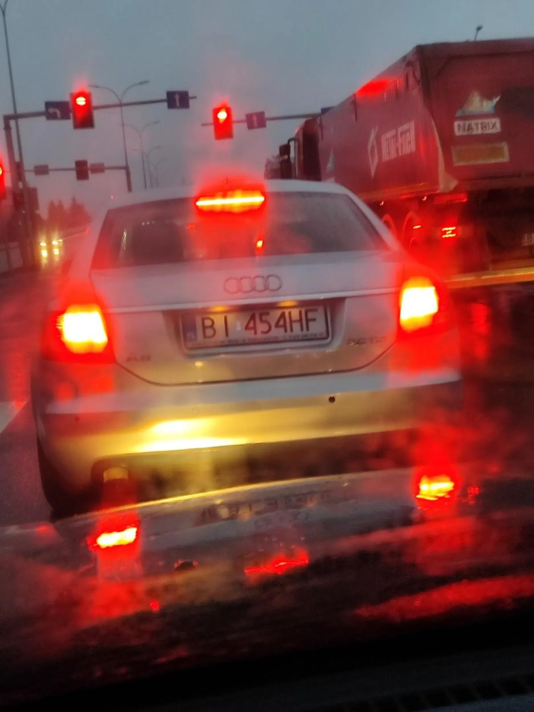 Pedau w kaudi przejeżdża na późnym czerwonym, jedzie lewym pasem, tiry wyprzedza wieczność, nawet ciężarówki zaczęły go wyprzedzać prawym pasem bo tak zamulał polecam zaopatrzyć się w wycieraczkę z tyłu tfu