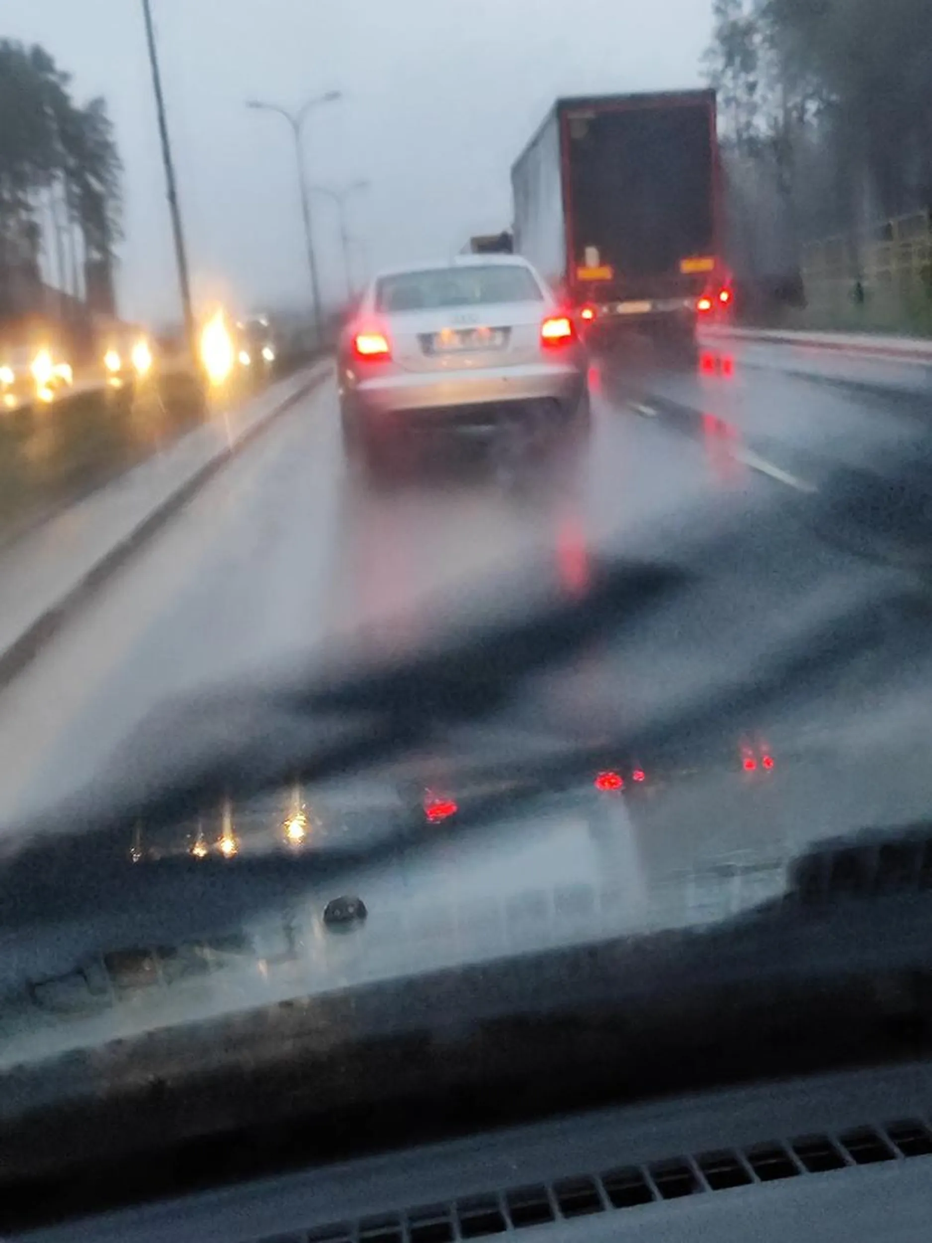 Pedau w kaudi przejeżdża na późnym czerwonym, jedzie lewym pasem, tiry wyprzedza wieczność, nawet ciężarówki zaczęły go wyprzedzać prawym pasem bo tak zamulał polecam zaopatrzyć się w wycieraczkę z tyłu tfu