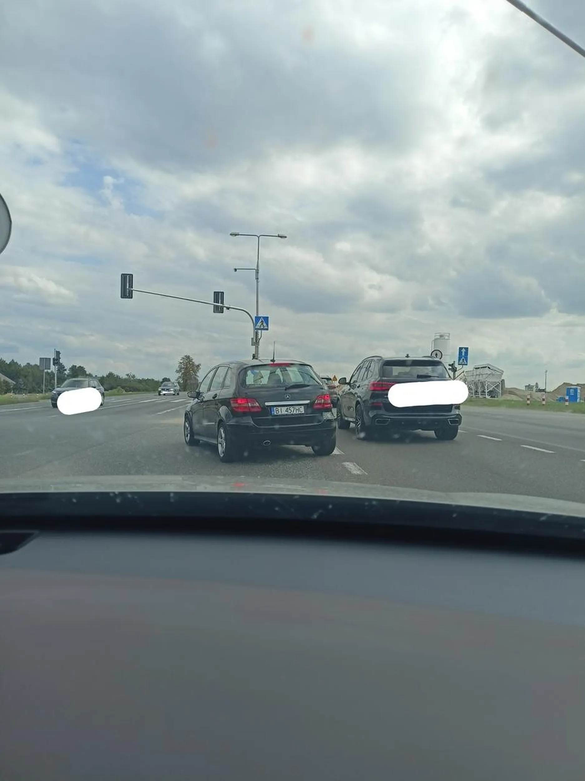 Trasa na nowy dwór maz. Zamknięta i jest objazd, staliśmy 15minut a kiedy skrecalismy wepchnal się przed nas z pasa środkowego omijając przy tym korek jakie 40-60 aut Ten czarny Mercedes z białegostoka.