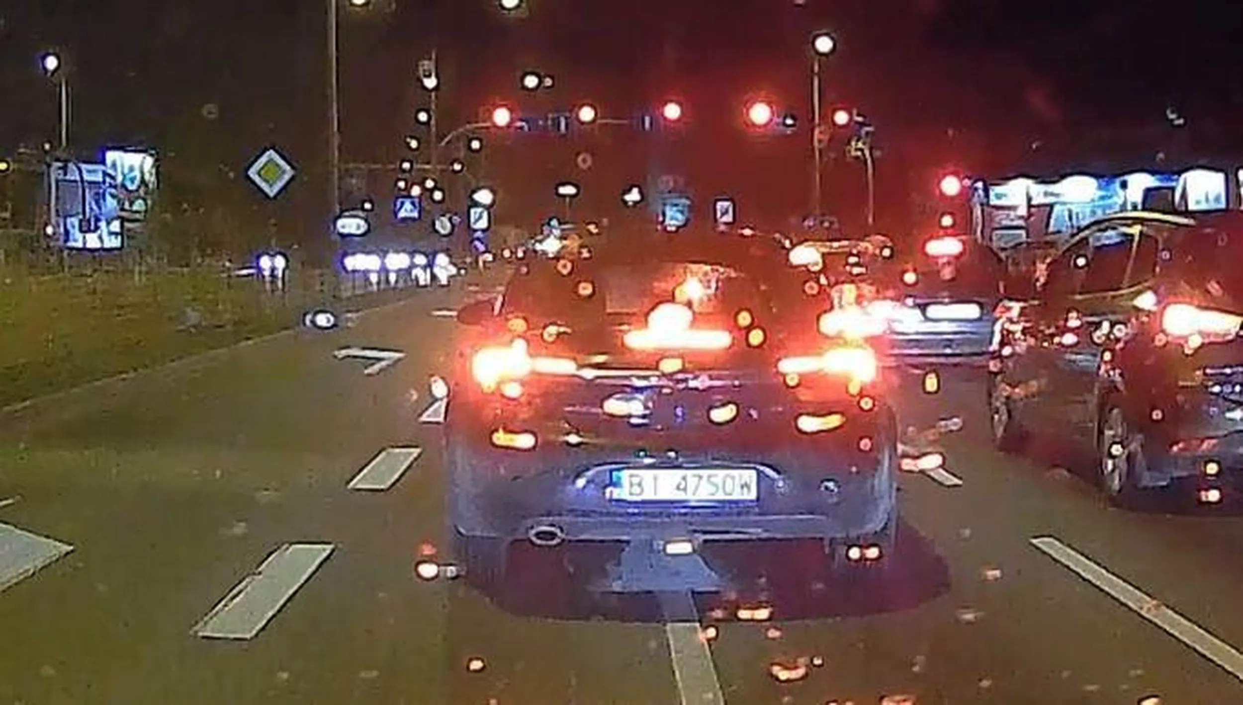 Mistrzyni lewego pasa - nieprzekraczająca prędkości 40 km/h. Rozumiem deszcz tego dnia - to zjedź na prawy, a nie blokujesz ruch w wieczornych godzinach szczytu.