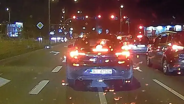 Mistrzyni lewego pasa - nieprzekraczająca prędkości 40 km/h. Rozumiem deszcz tego dnia - to zjedź na prawy, a nie blokujesz ruch w wieczornych godzinach szczytu.
