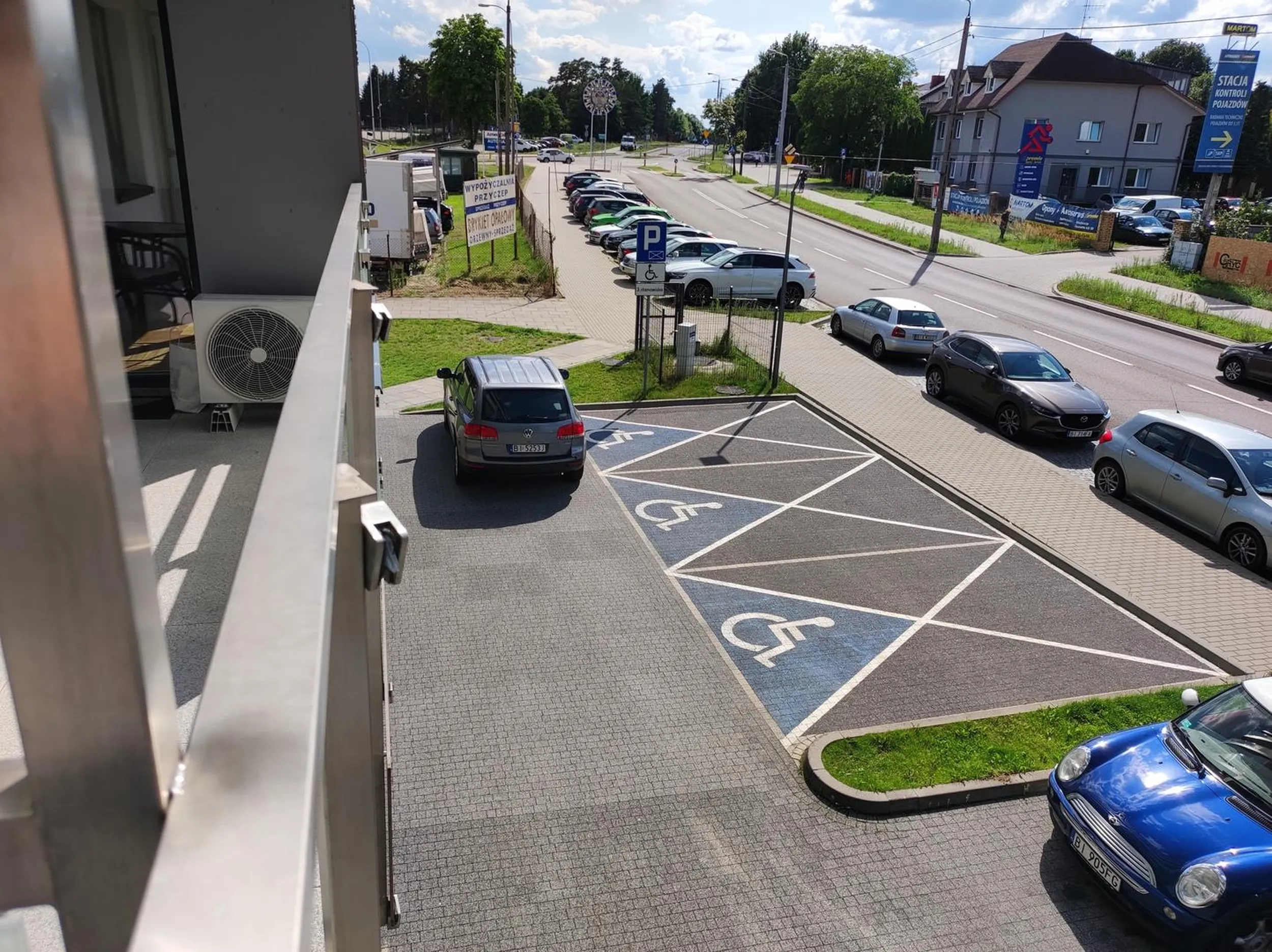 Obok ma wolne miejsce postojowe, ale łysa pała musi zastawić miejsce dla niepełnosprawnych