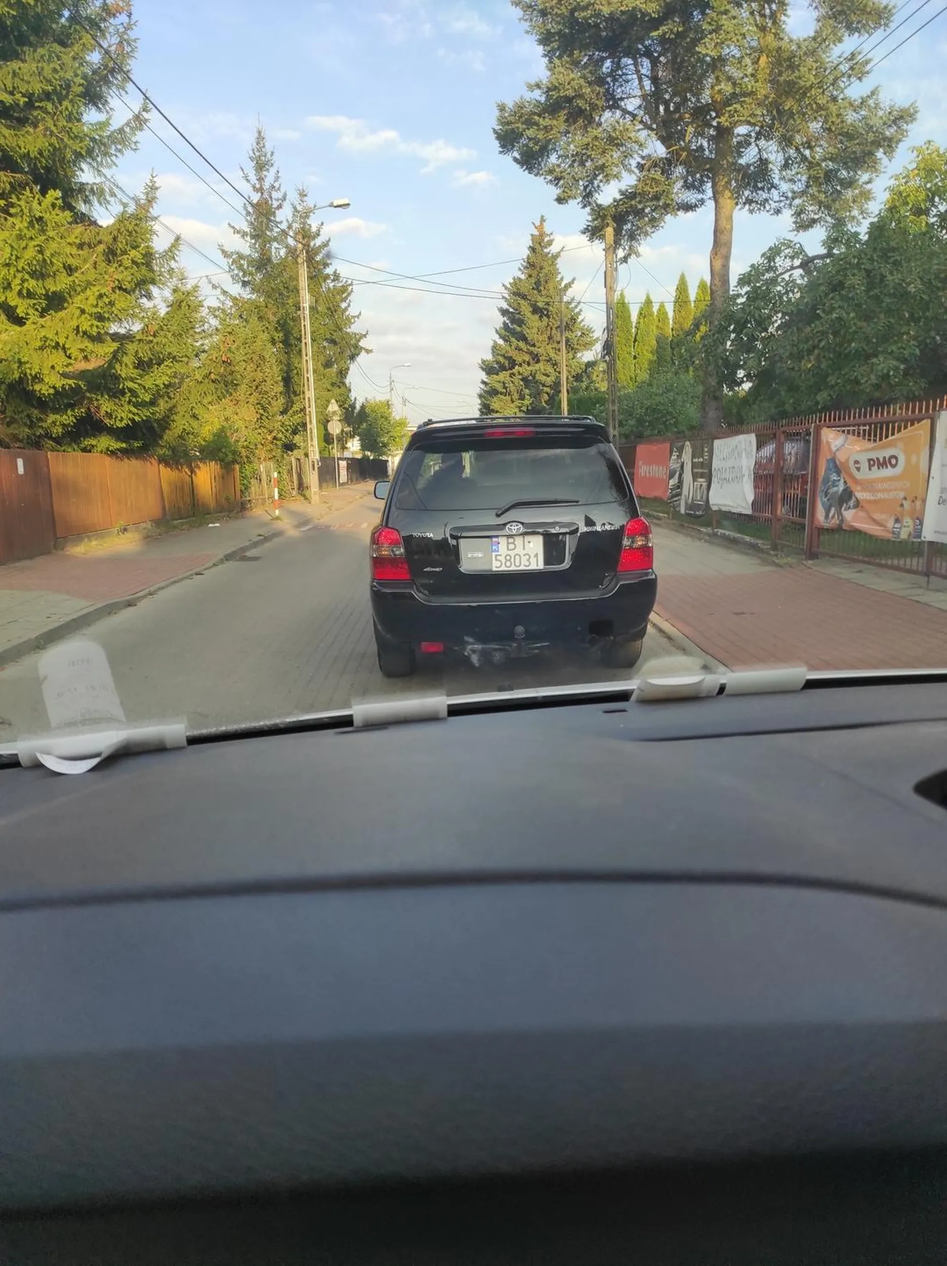 Dziadzie stwarzasz zagrożenie, jeśli się zawahasz to nie wyjeżdżasz, ja musialem mocno hamowac, a się wepchnąłeś po to żeby mnie blokować bo skręcałeś w lewo a ja w prawo, powinni zabrać prawo jazdy bo widać że to już nie te lata na prowadzenie auta