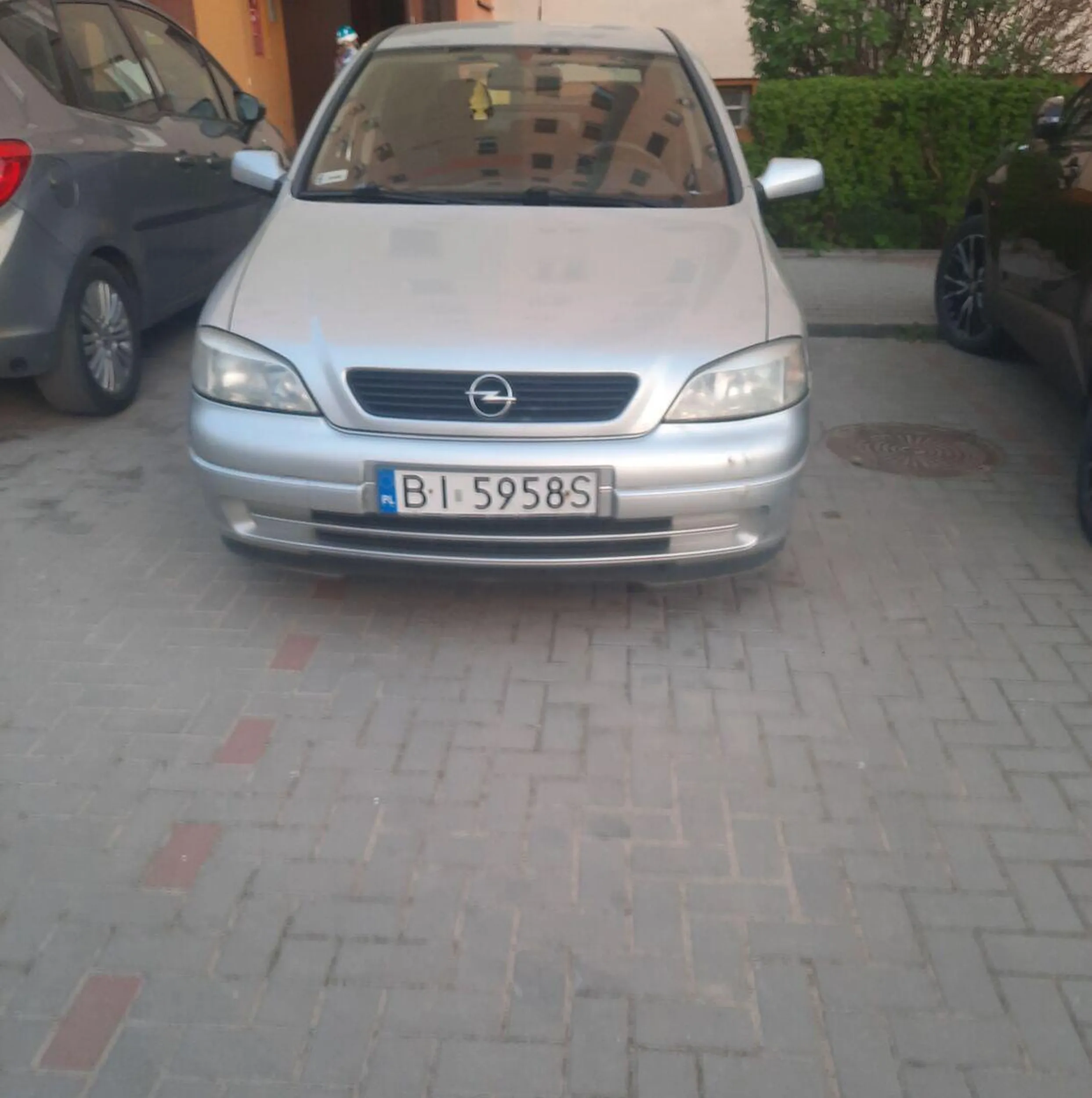 typie!!! naucz się pakować......stoisz na lini i za takie coś to od razu byś oblał egzamin!!! jesteś dla mnie NPC-etem który nie umie porządnie zaparkować w kopercie...toż masz tyle miejsca aby się lekko podsunąć aby się zmieścić w kopercie...(-_-(