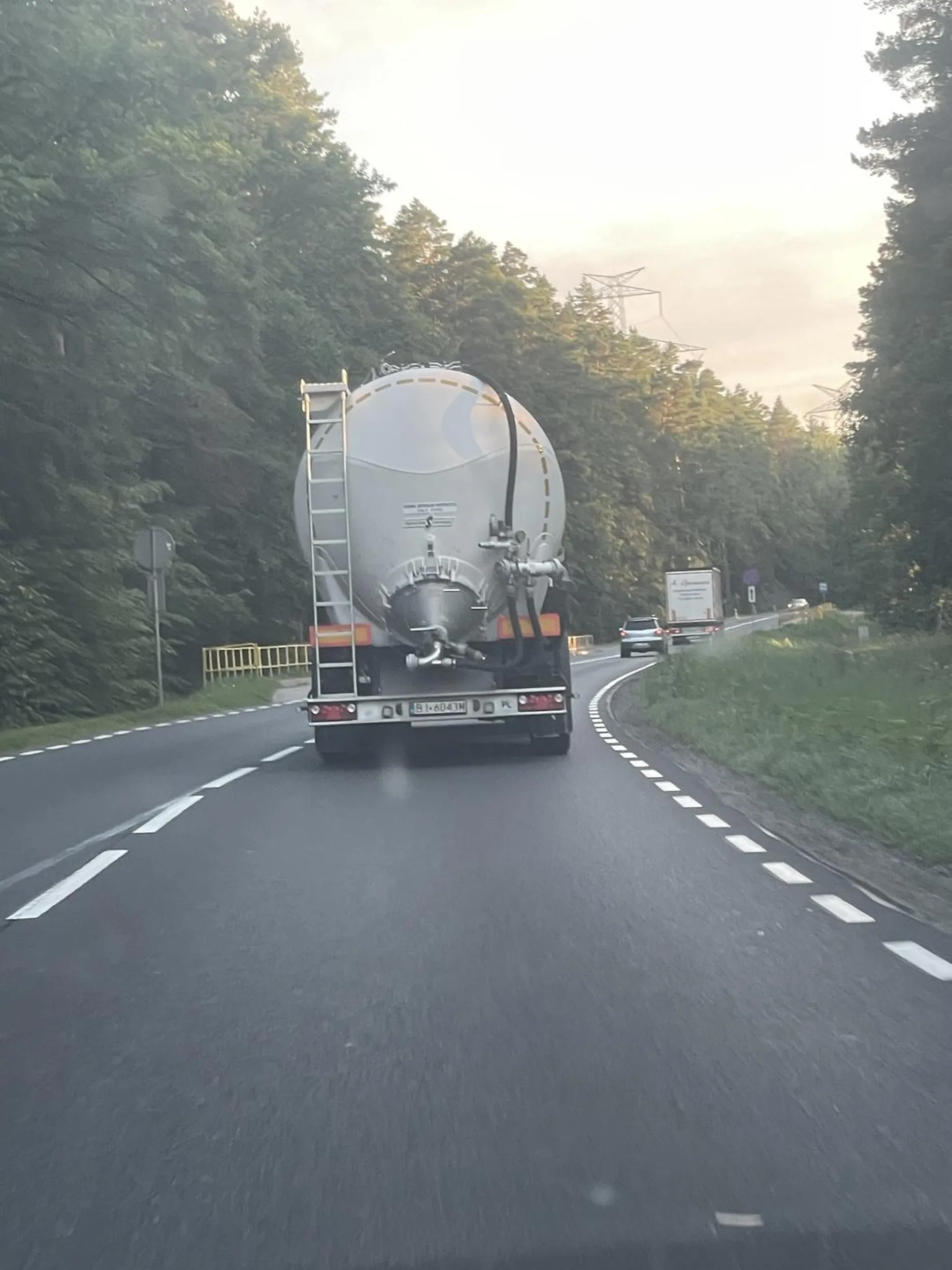 Kierowca ciężarówki nie wydaje się wykazywać umiejętności i rozsądku przy prowadzeniu. Nie przestrzega podstawowych zasad ruchu, ignoruje zwężenie drogi i nie stosuje się do przepisów. Sugeruję skontaktowanie się z właścicielem firmy i udostępnienie nagrania z kamery, aby uniknąć tego typu sytuacji na drodze.