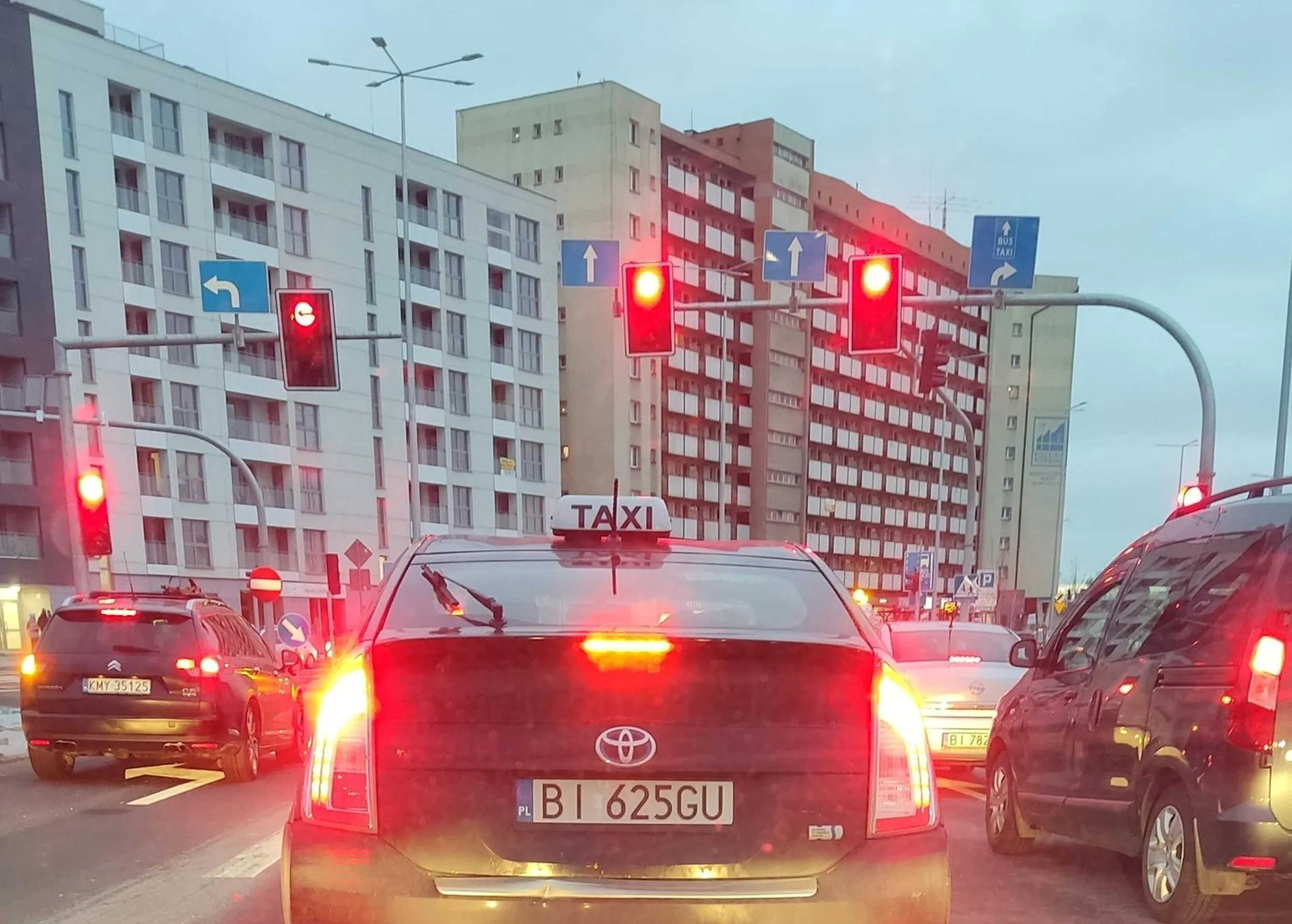 Bardzo niepewny kierowca, blokuje pusty pas zmienia pasy na przejściu dla pieszych i bez kierunków. Proszę uważać na ten pojazd