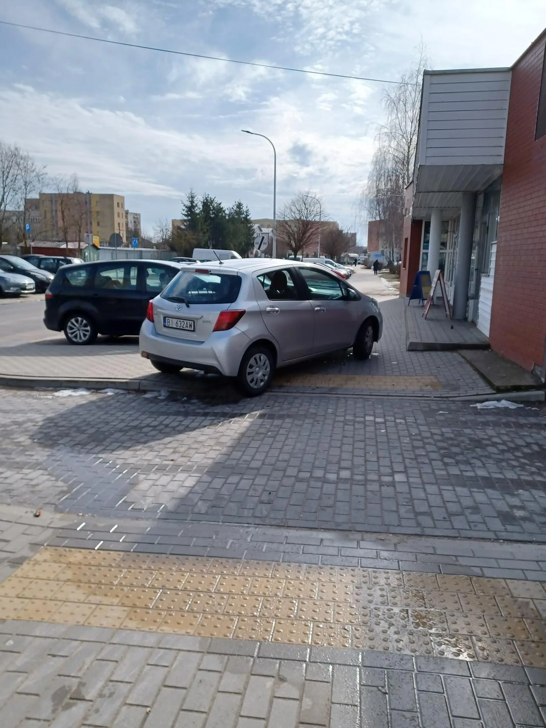 Pani do sklepu musiała bliżej podjechać... Inwalidzi na wózkach i kobiety z dziećmi sobie poradzą...