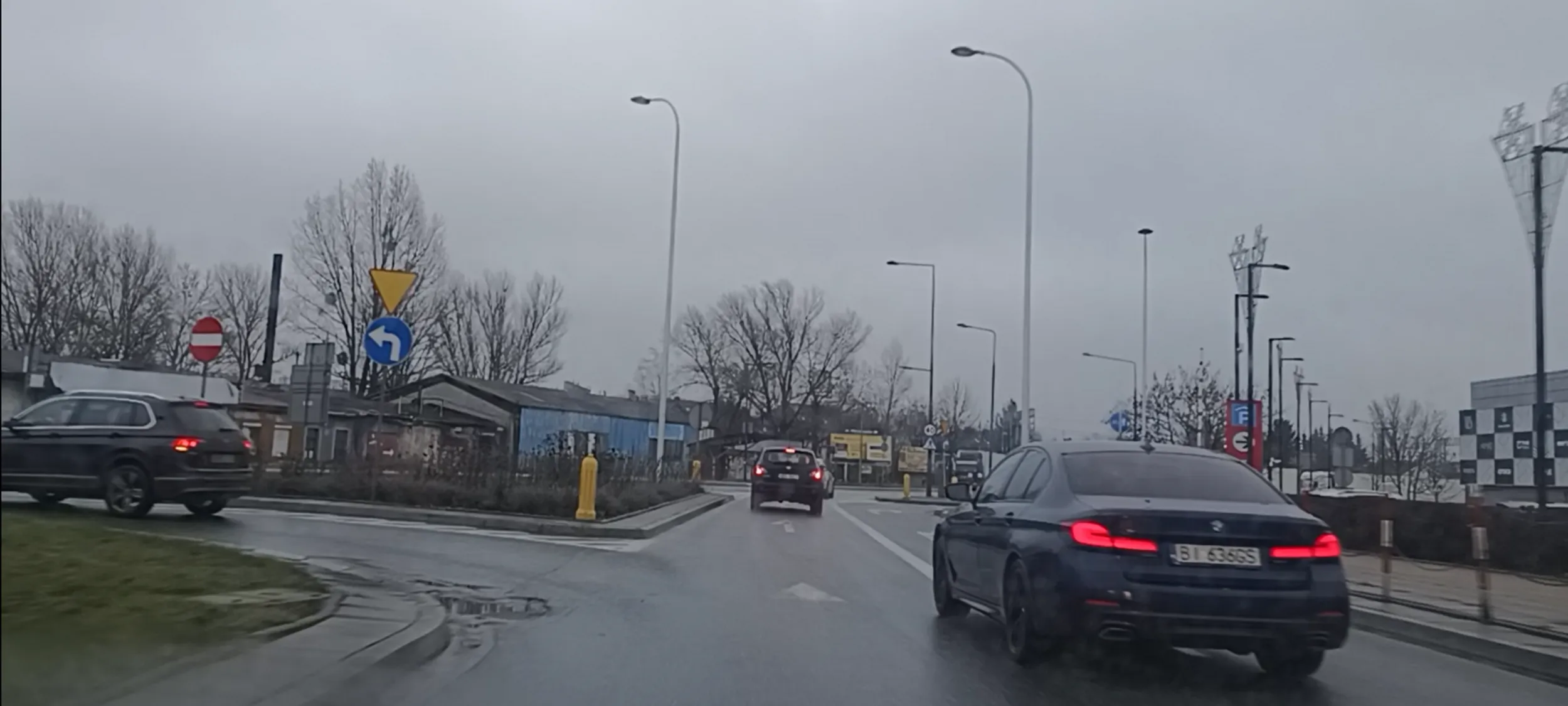 Burak z bitej beemki w Warszawie zajechał mi drogę na moim pasie, skręcił na ciągłej linii w lewo z pasa do skręcania w prawo. Bandyta normalnie.