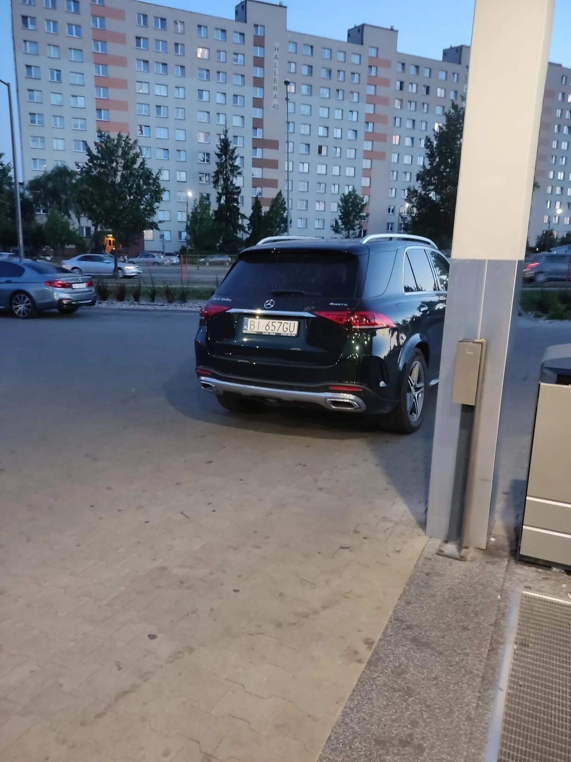 Parking w 50% pusty, ale oczywiście trzeba zaparkować przed samymi drzwiami, na środeczku...