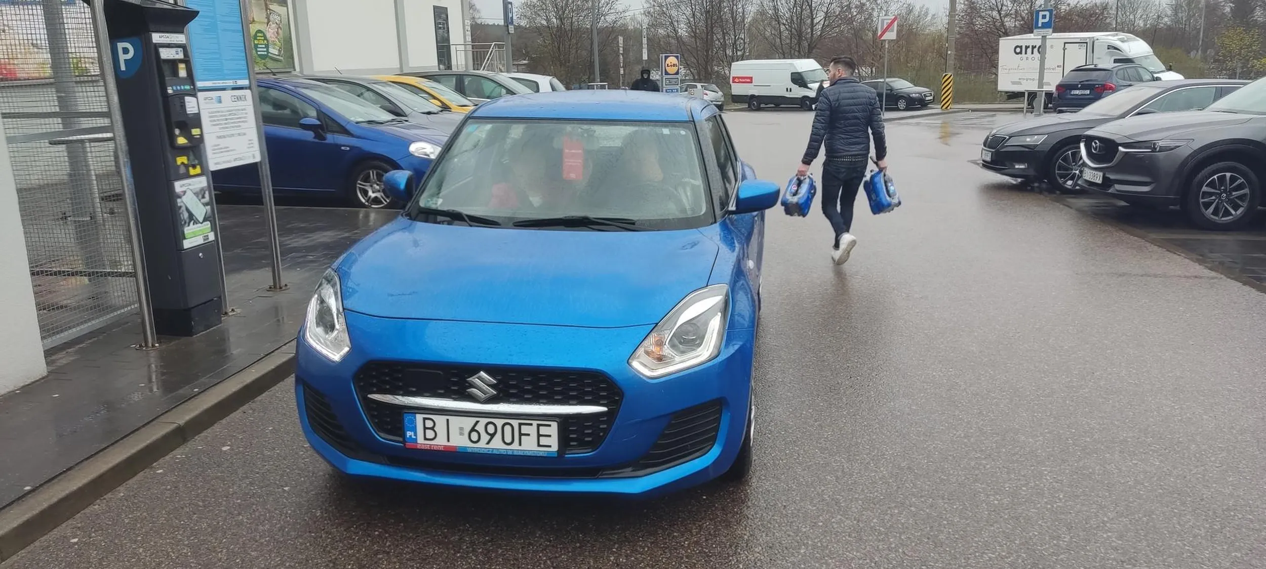 Kierowca nie zna podstaw zasad ruchu drogowego zatrzymuje się na środku drogi i stoi bez powodu. Traktuje drogę jak parking.