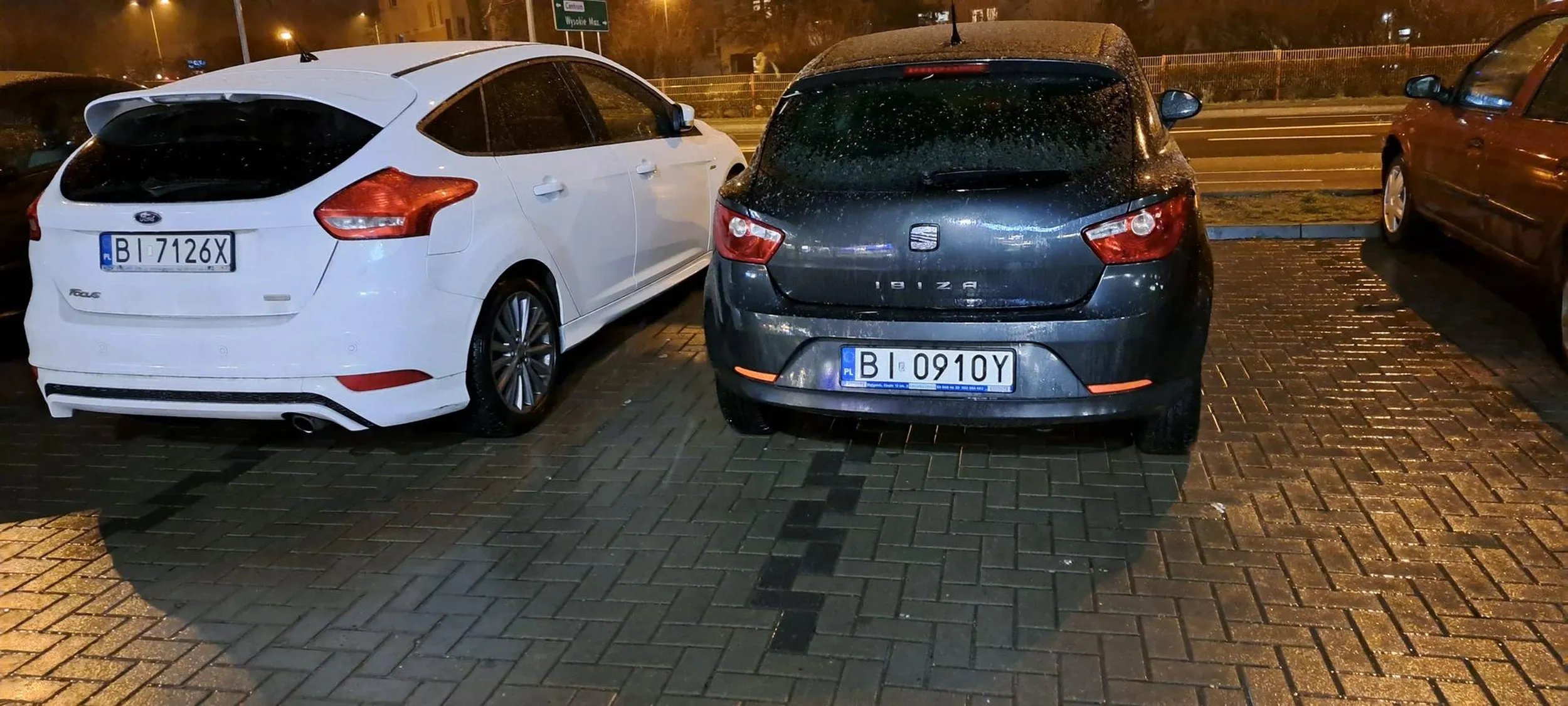 No niezłe zaparkowanie wraz z "KOLEGĄ BI 0910Y" na parkingu blokując dwoma autami aż 4 miejsca parkingowe...masakra...ogarnijcie się ludzie. Dwoma autami zajmować aż 4 miejsca parkingowe (-_-) porażka przez duże P