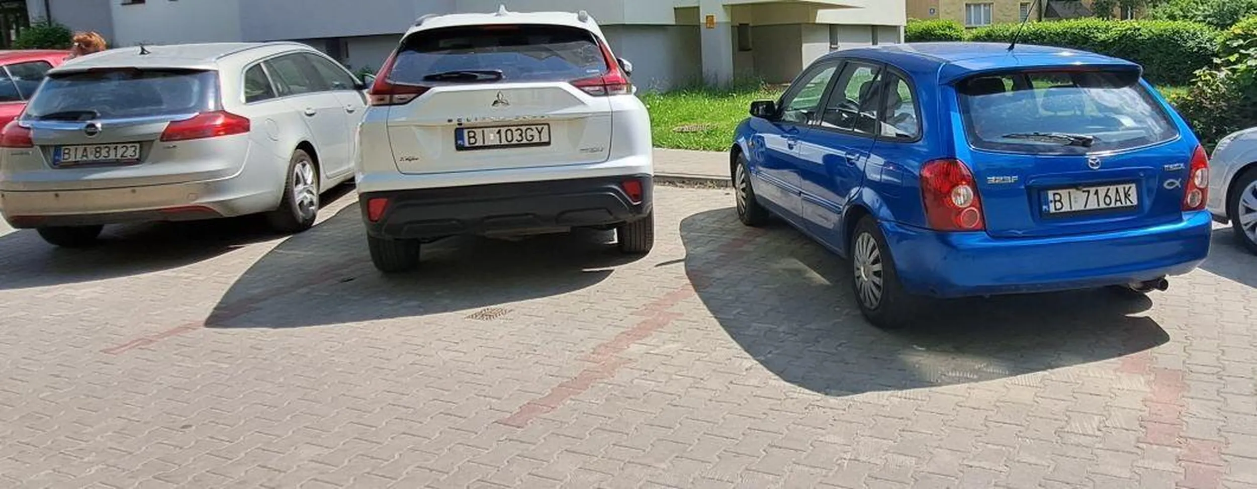 Człowieku nauczysz się wreszcie tam pakować? Wyznaczone są linie i trzeba w ten sposób parkować a nie inaczej.ŻAL.PL