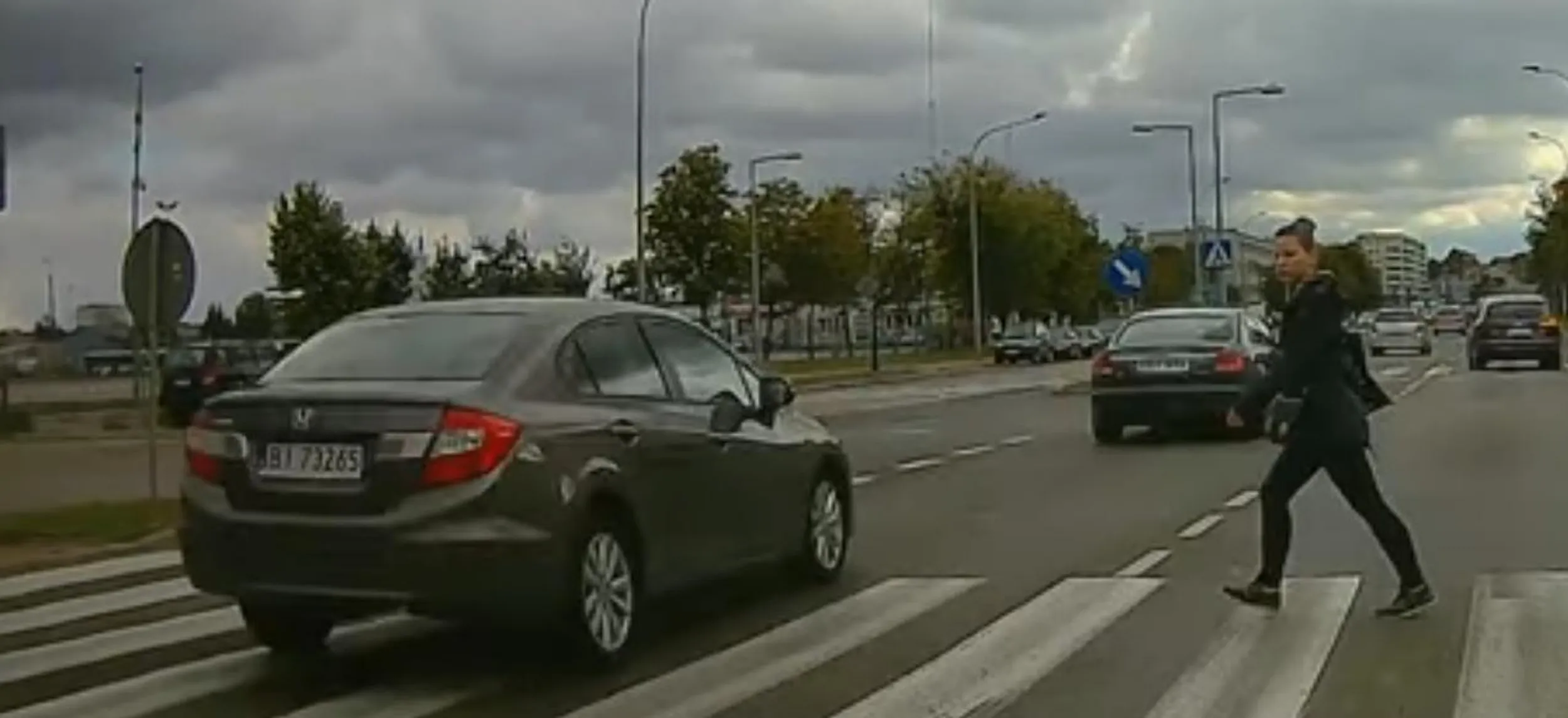 Omija pojazdy, na przejściu dla pieszych, nie ustępuje pierwszeństwa pieszym na przejściu. To będzie jakieś 2500zł