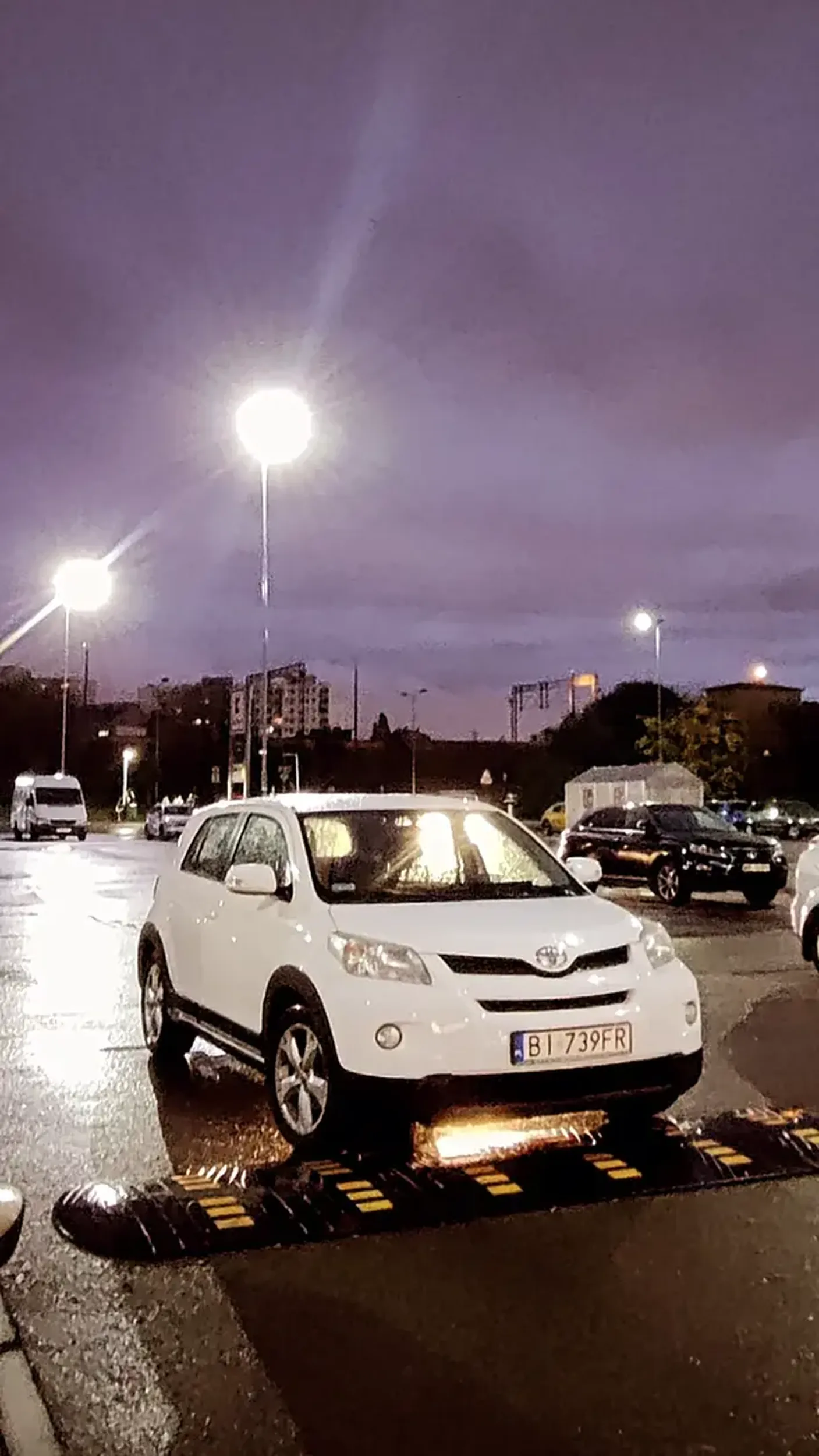 powodzenia w nauce odróżniania drogi od miejsc parkingowych