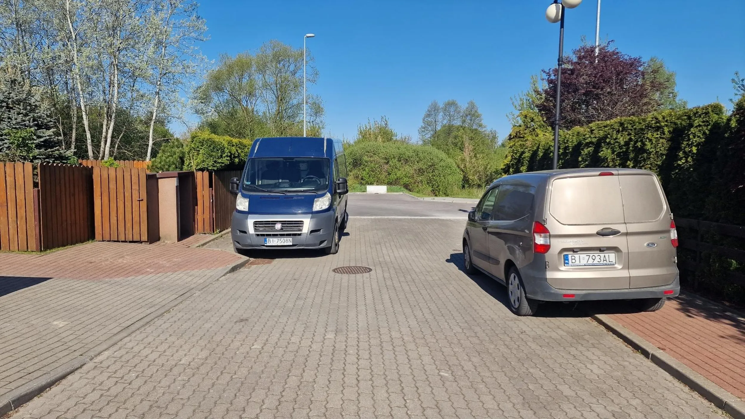 kuta$, który celowo blokuje wjazd na osiedle