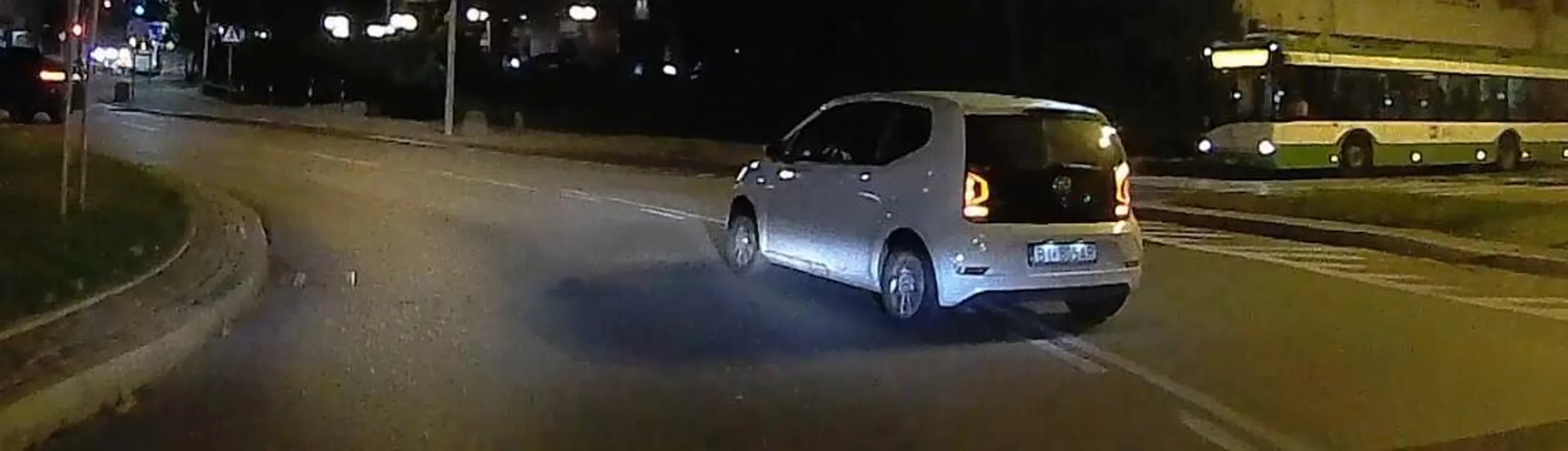 Pan, który święcie pewny, że jeździ prawidłowo nawet po pokazaniu, że mam kamerę w aucie. Zajeżdżanie drogi, ścinanie zakrętów. Drogówka powiadomiona. Uważajcie na typa. Dostawca zapewne. Skoda Citigo z kratką