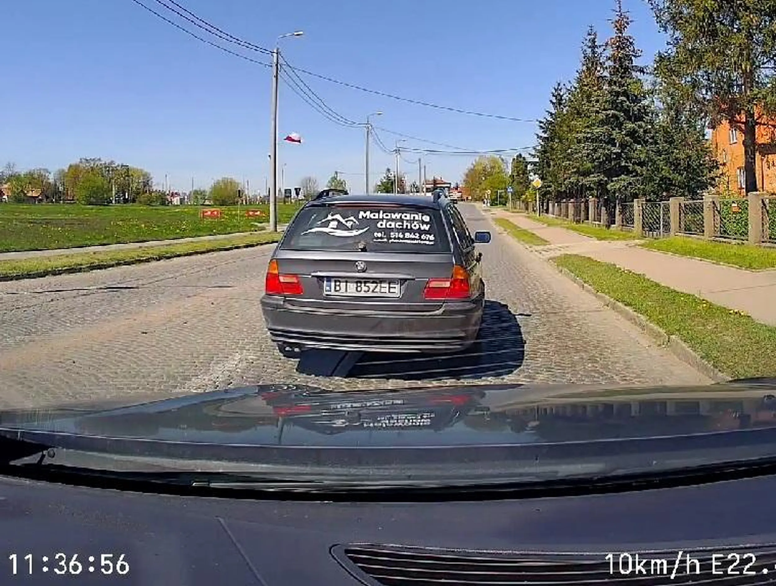 Cwaniaczek z BMW, może to zobaczysz jaki jesteś ograniczony :) 1. Wyprzedzanie na przejściu 2. Raptem Ci się nie spieszy i hamujesz do zera szeryfku marny. Wróć do pkt 1go, jak będziesz kozaczyć jeszcze raz to nagranie trafi na stopagresji :) Jak zobaczę tu jakiś wpis na Ciebie to czekaj na mandacik :)