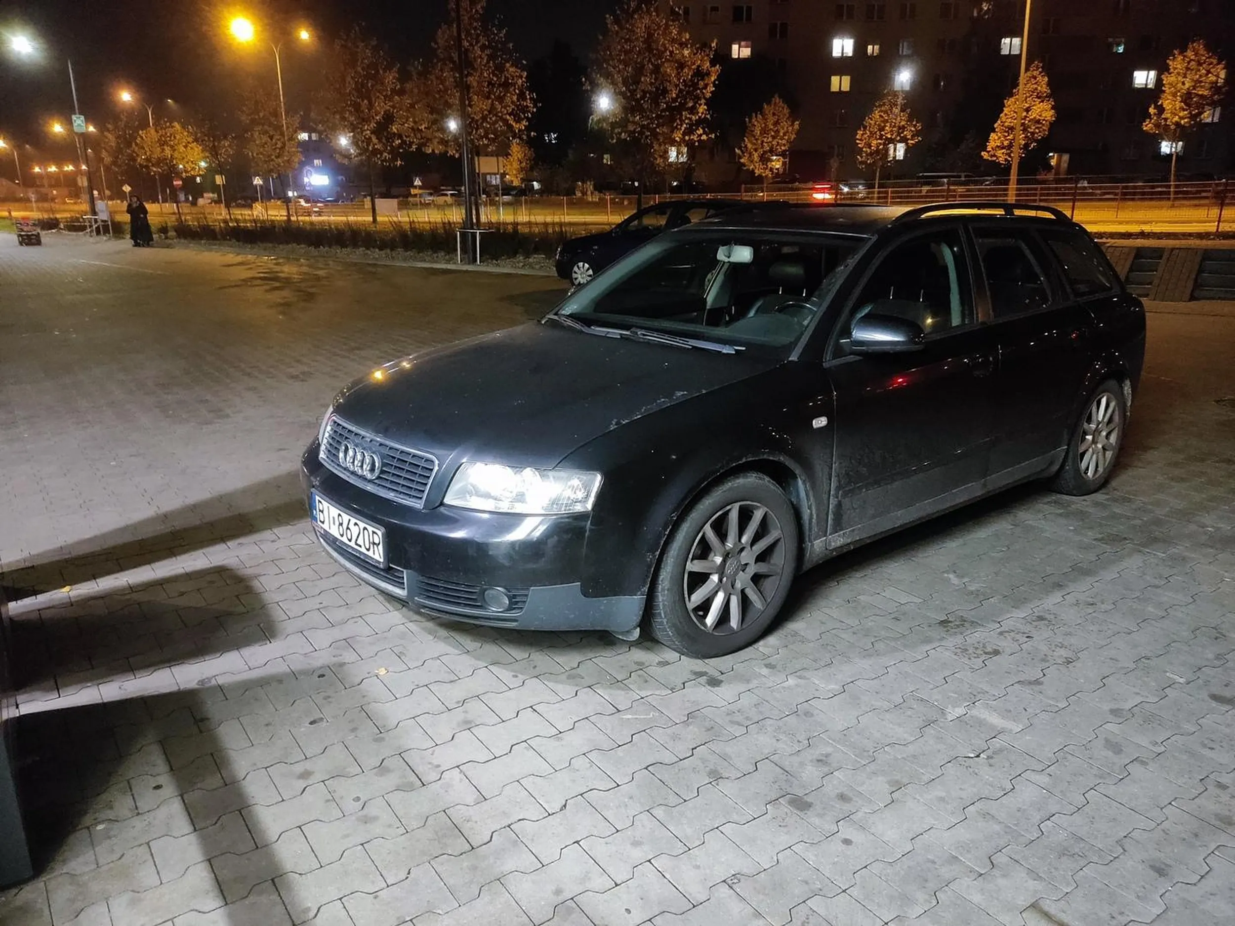 Lidl na Jesionowej. Jak zwykle pół parkingu pustego, ale komuś ciężko podejść 10m i najlepiej zaparkować pod samymi drzwiami na zakręcie ograniczając widoczność dla innych kierowców. Na uwagę że to nie miejsce parkingowe, pani strzeliła głupi uśmieszek i zadowolona popędziła na zakupy z córeczką. Świetny przykład.