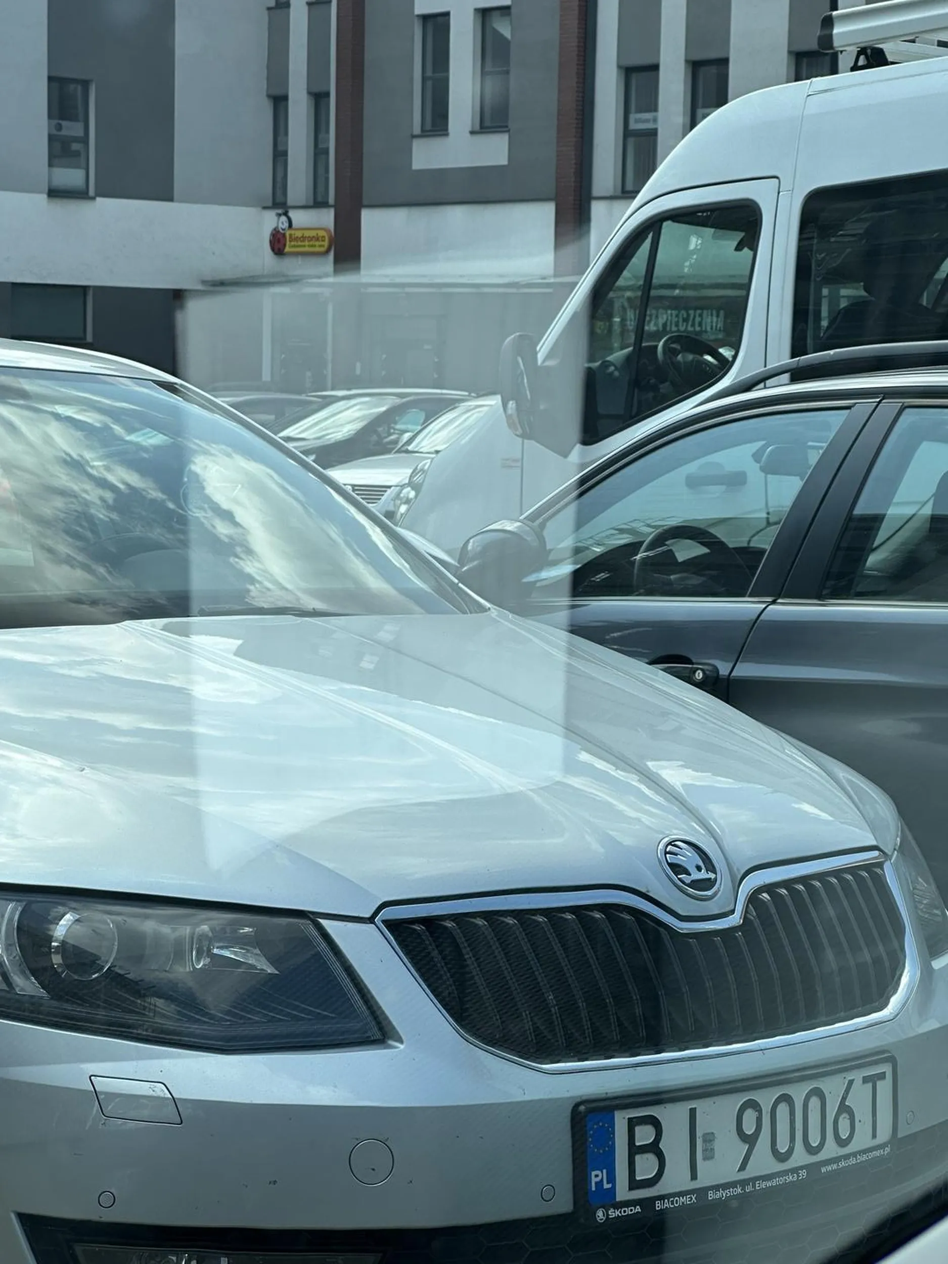 Zastawiony wyjazd z parkingu, brak wyobraźni kierowcy