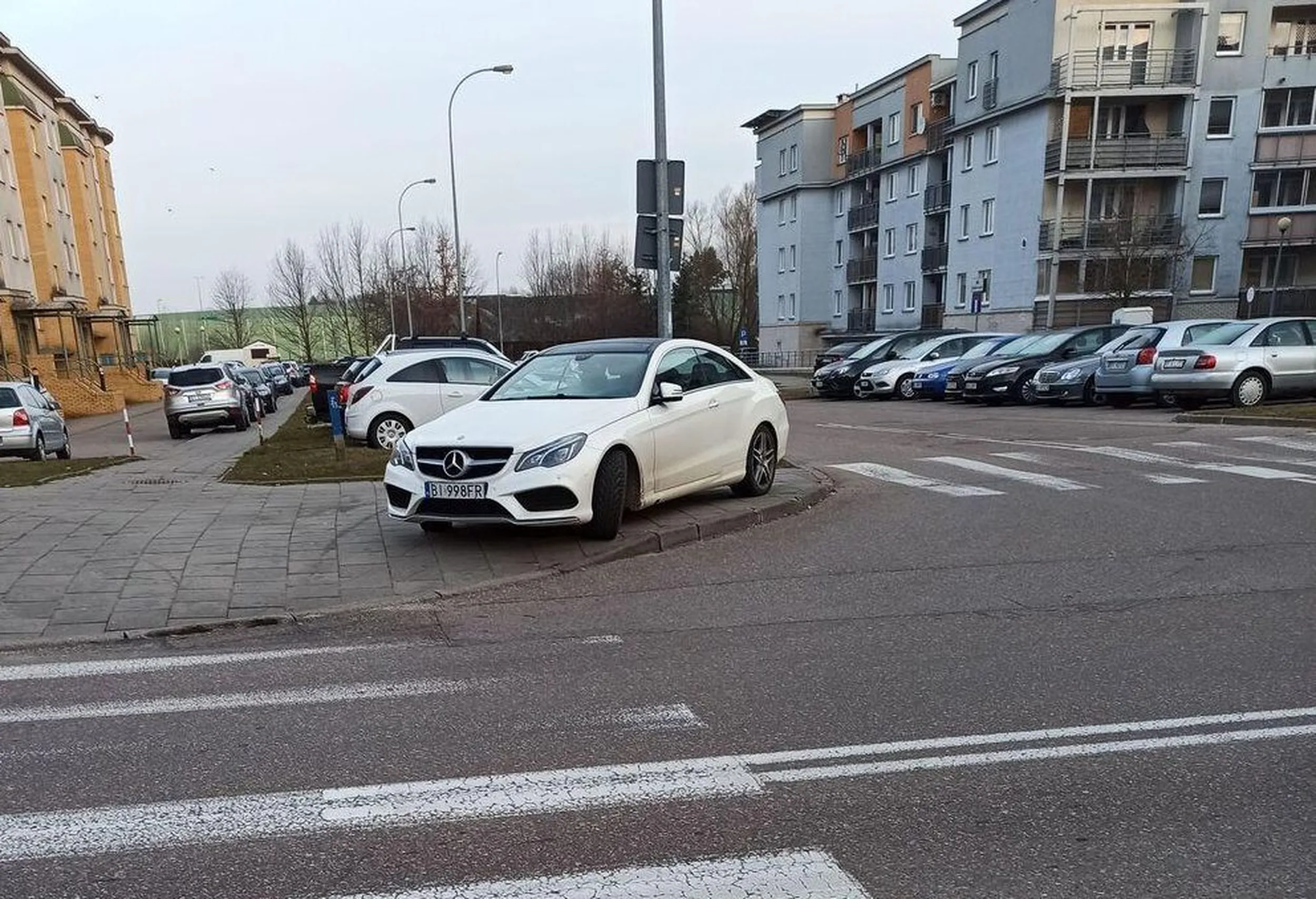 Jak jednym parkowaniem zablokować widoczność na dwóch przejściach dla pieszych? O właśnie w ten sposób. Wymagany jest jednak brak wyobraźni graniczący z idiotyzmem.