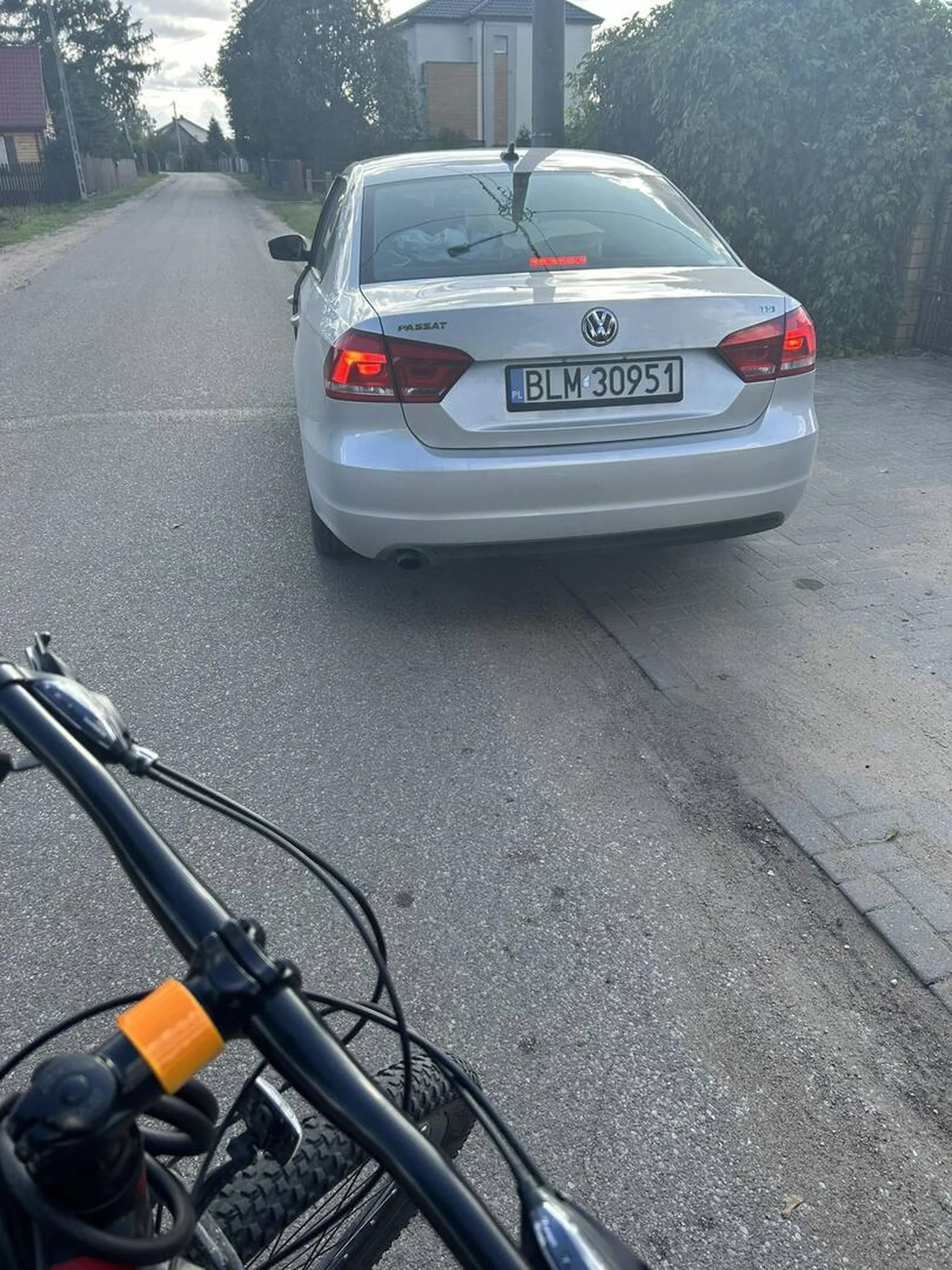 Chłop chyba wygrał prawo jazdy na automatach. Idę poboczem i ten pojeb trąbi na mnie. Popatrzyłem na niego krzywo, a on zatrzymał się, zwyzywał mnie, pogroził mi i pojechał dalej. Nie polecam poerdolniętego kierowcy srebrnego passata