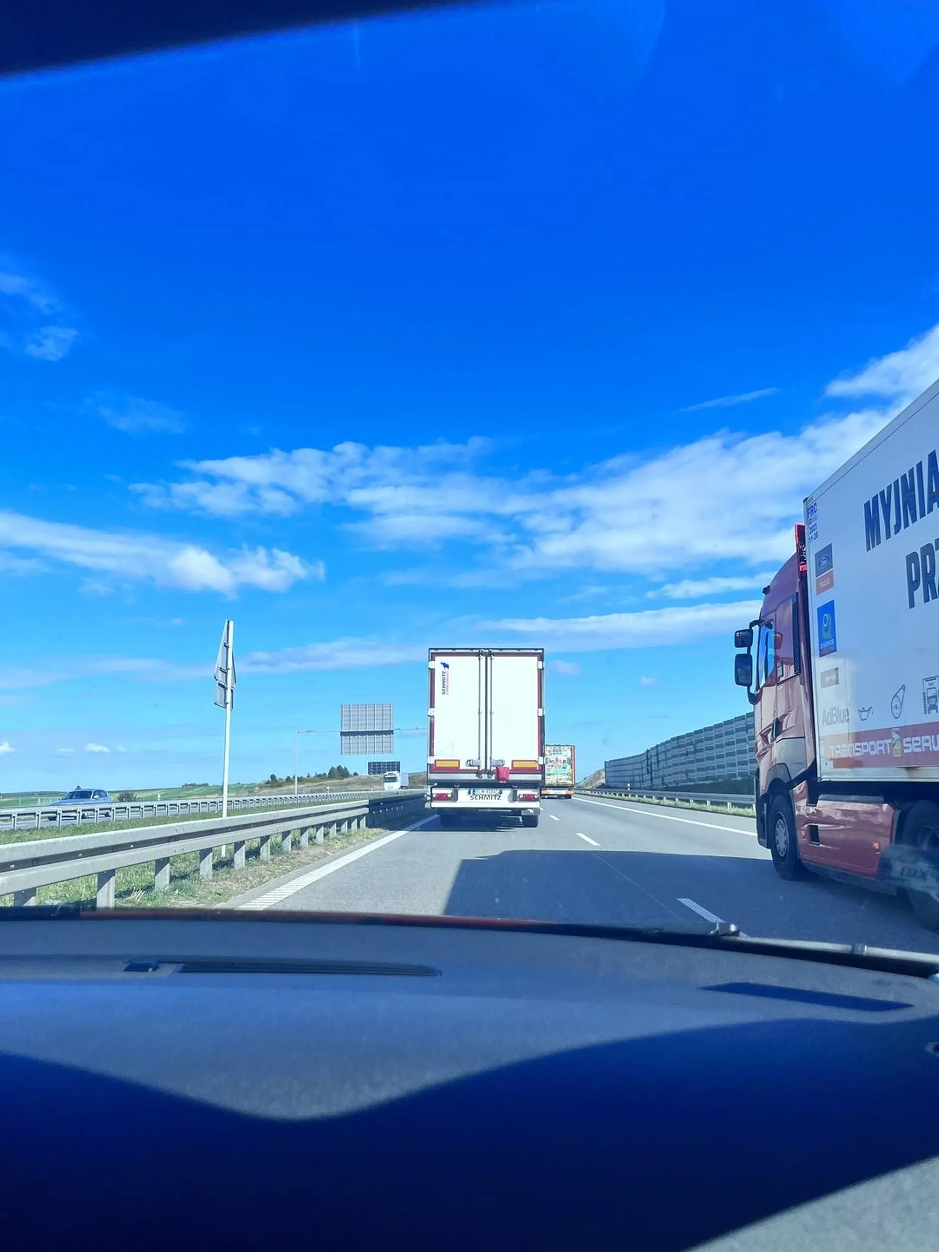 10 tirów przed nim na prawym pasie, a ten wpycha się na lewy, blokuje pas żeby wyprzedzić kilka tirów i znowu zjechać na prawy.