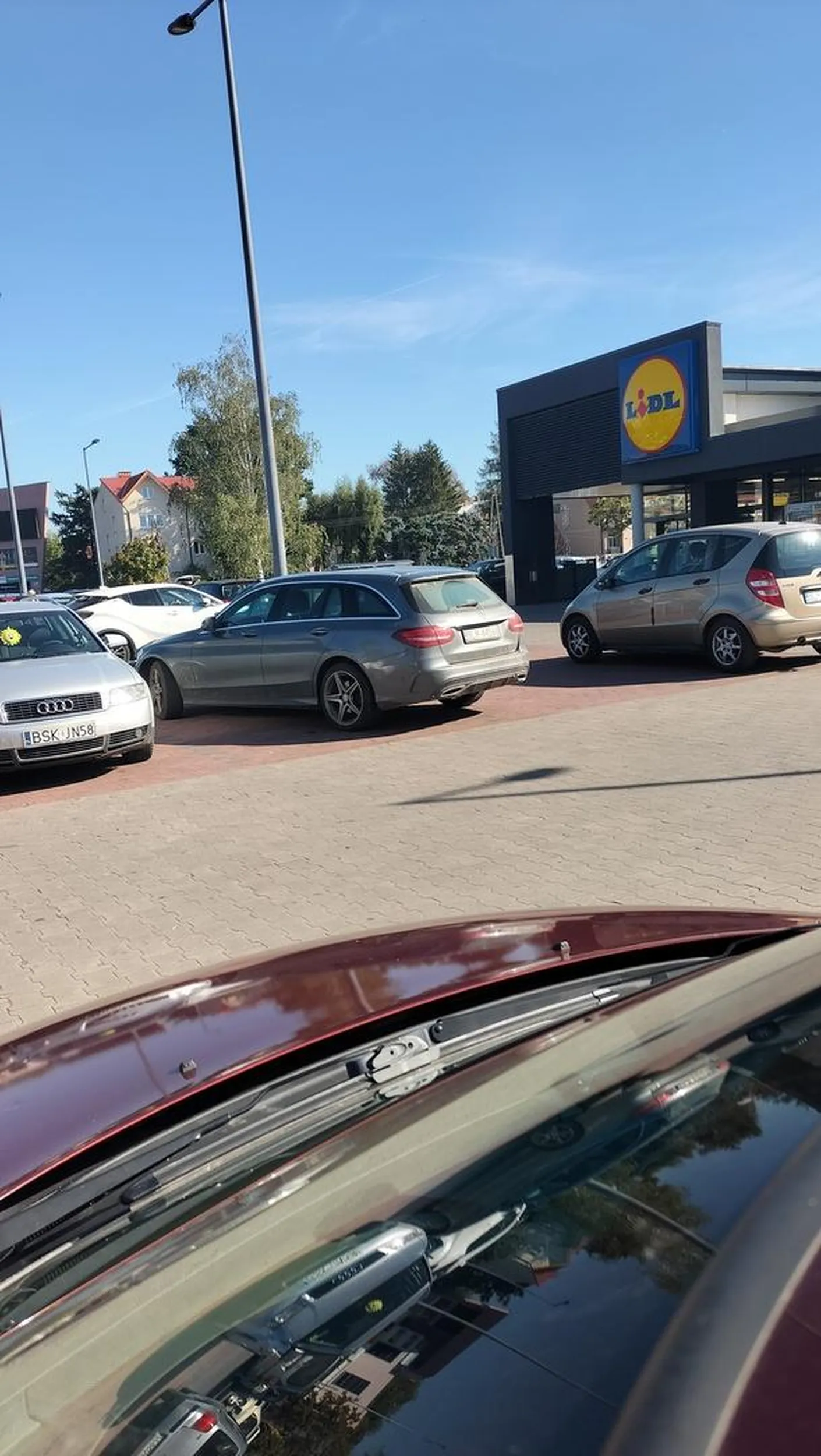 Droga Pani uznaje się wyższa klasą . Rozumiem że klasa mercedess to wyższa ale bez przesady