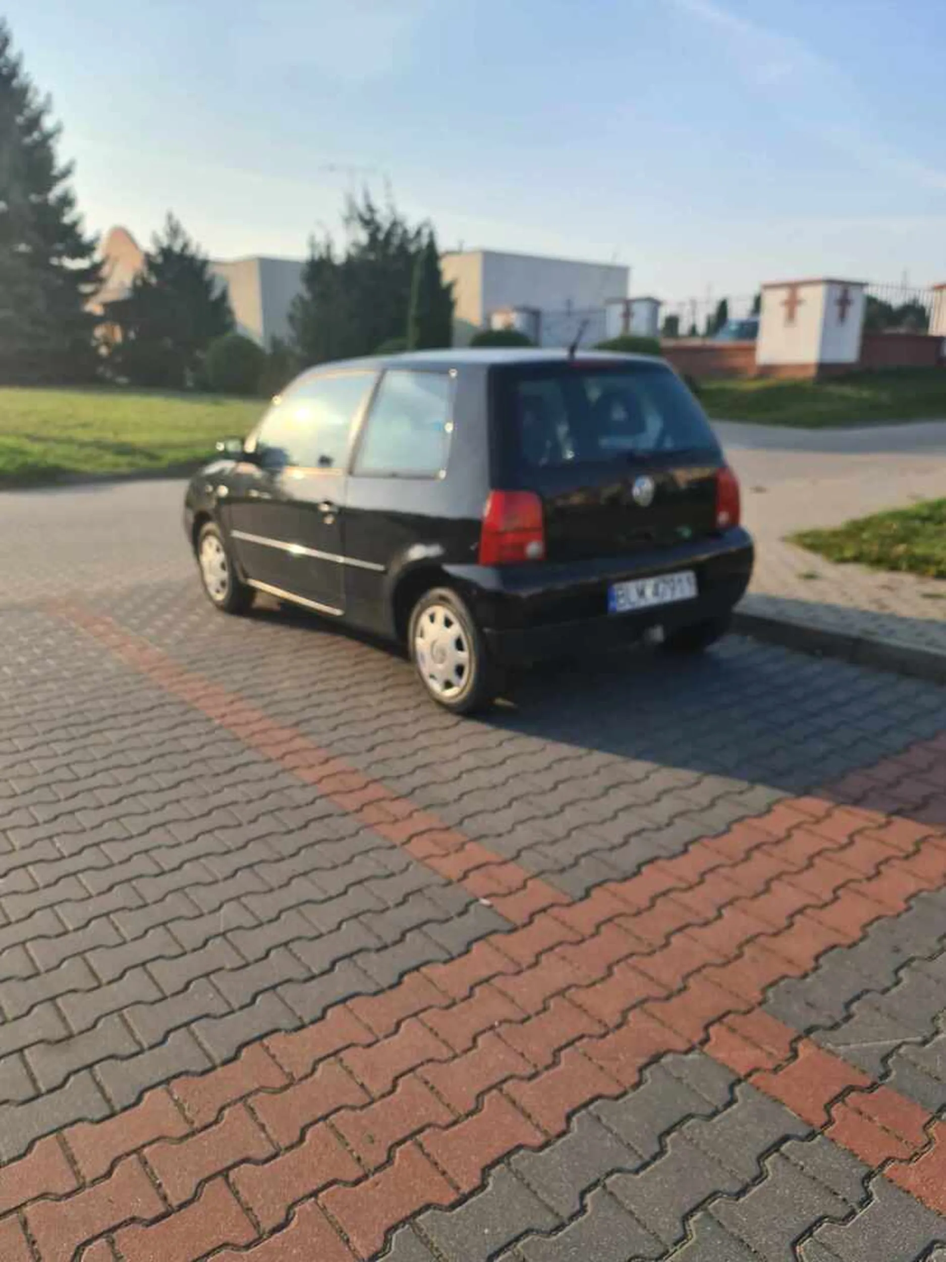 szalony kierowca, przejeżdża przez wysepki na skrzyżowaniu ruchu okrężnym, po krawężnikach. przyśpiesza na progach zwalniających. ostatnio potrąciła małe dziecko pod mechaniakiem i uciekła z miejsca wypadku. nie pozdrawiam