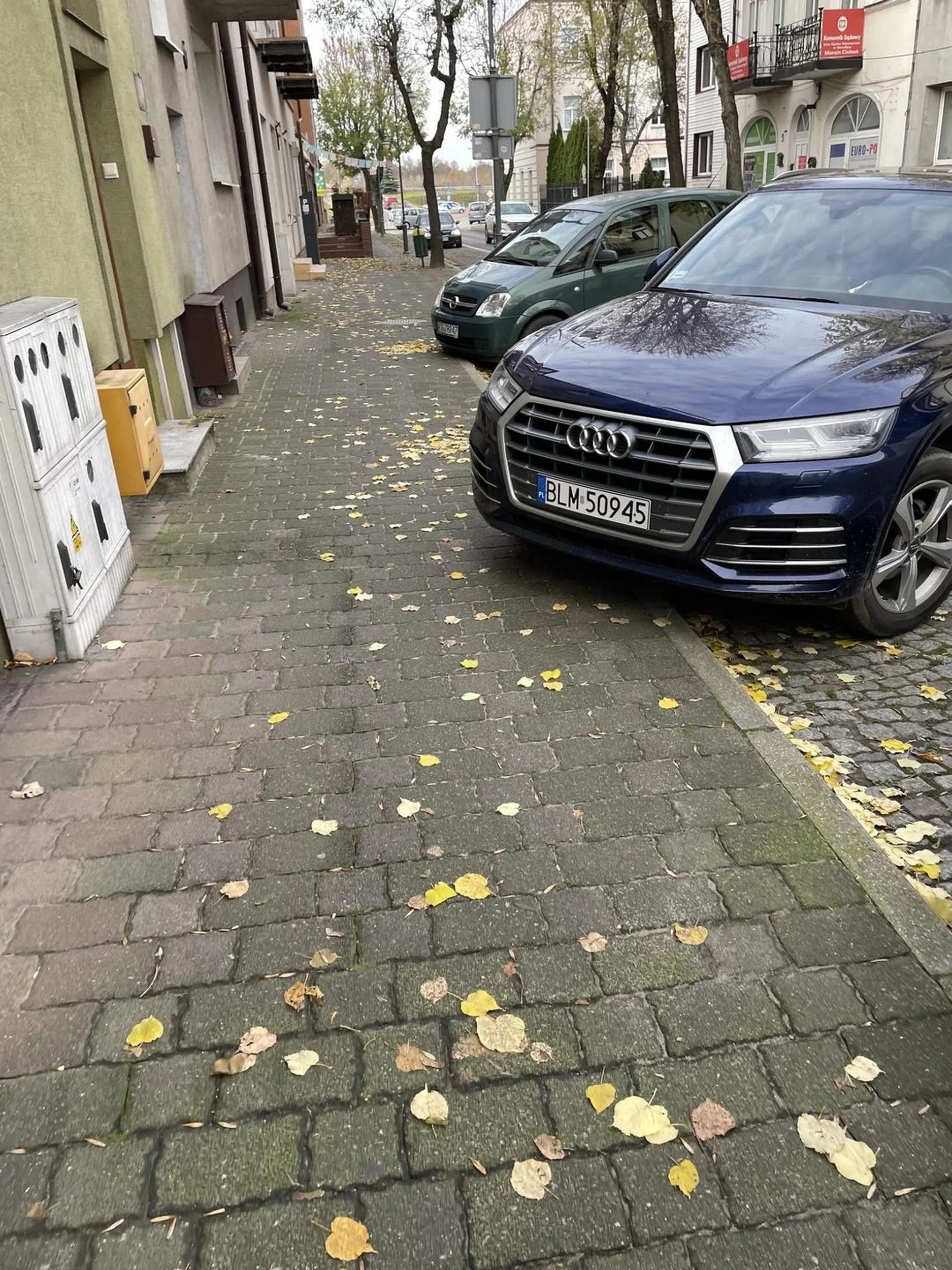 Notorycznie kierowca wjeżdża jednym kołem na chodnik.