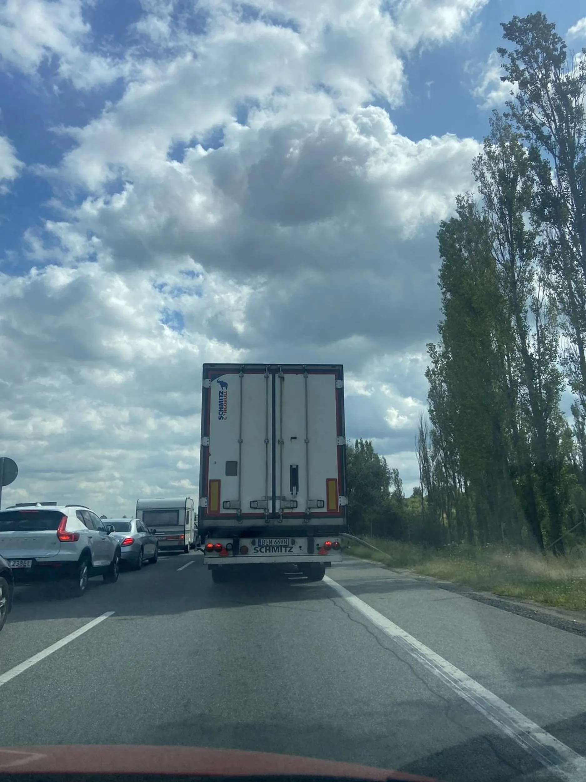 Kierowca specjalnie hamuje ruch, blokuje przejazdy, zaburza plynnosc ruchu w korku