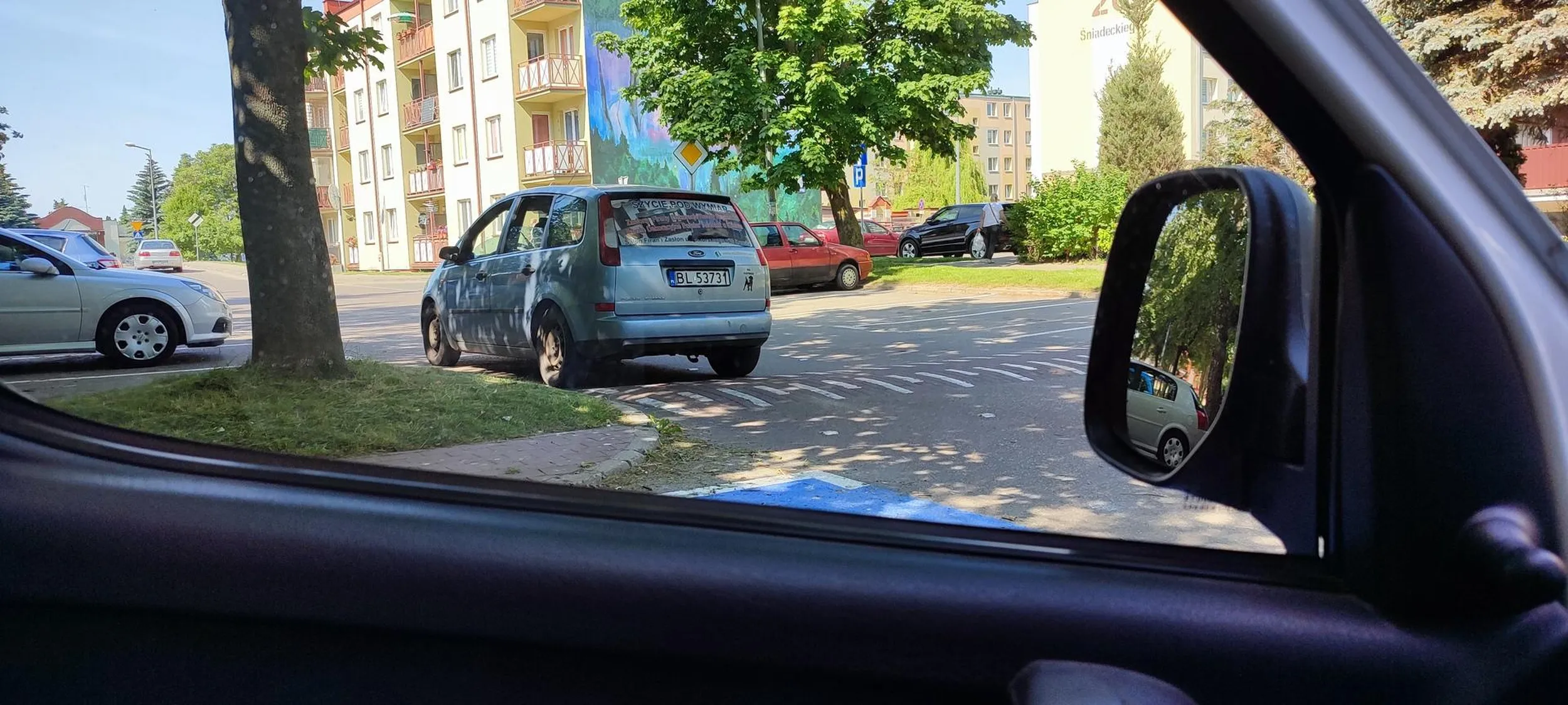 Pajac parkuje na ulicy mimo że jest dużo miejsca parkingowego, zawsze tak robi a dzisiaj 15min tak stoi.