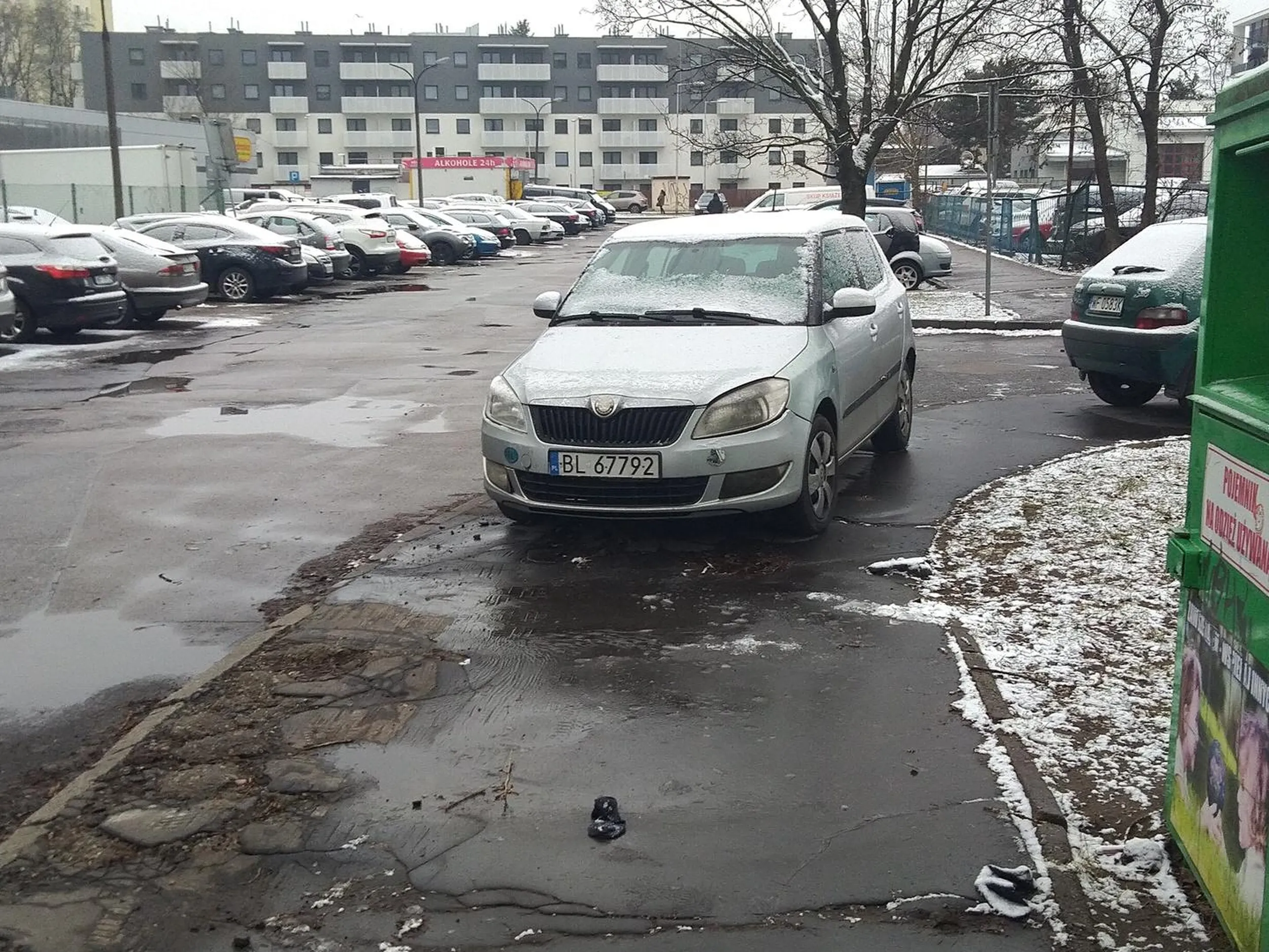 Łomża w stolicy a raczej ułom. To już nie pierwszy raz parkowanie na całym chodniku.