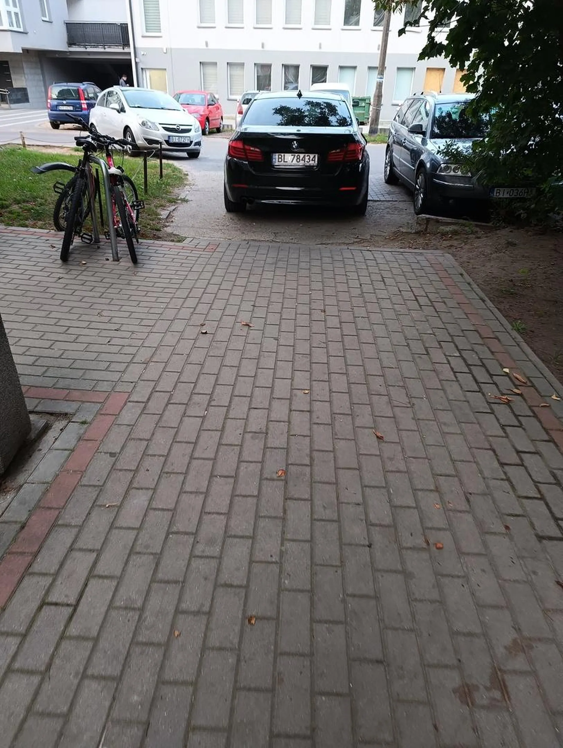 Od kilku dni blokuje zejście z chodnika, gdzie to nie jest miejsce parkingowe, ale osobnik z Łomży chyba jest ponad wszystkich