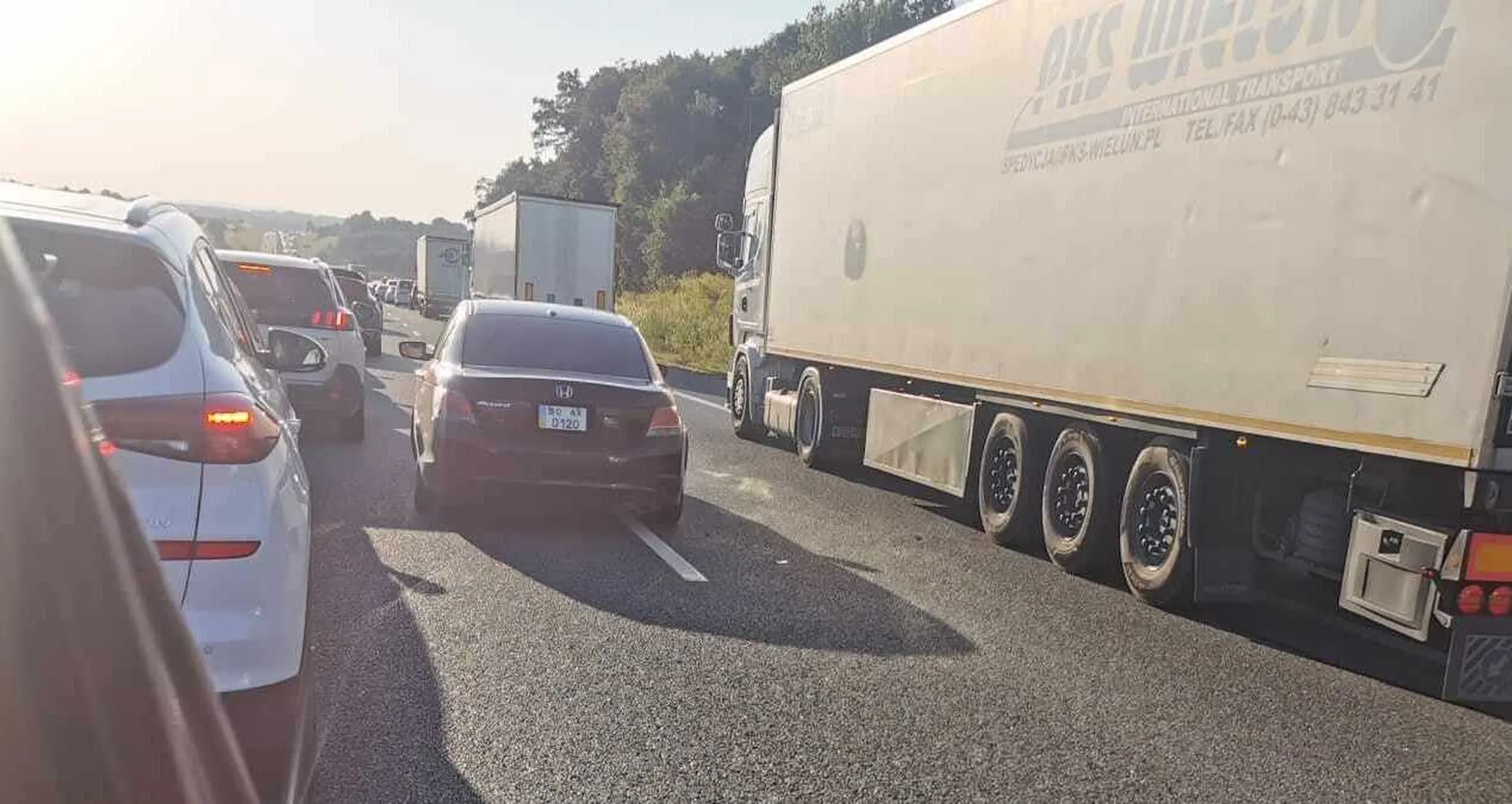 Uwaga na biednych uchodźców - walą korytarzem życia, na A4 myślą że to dla nich.