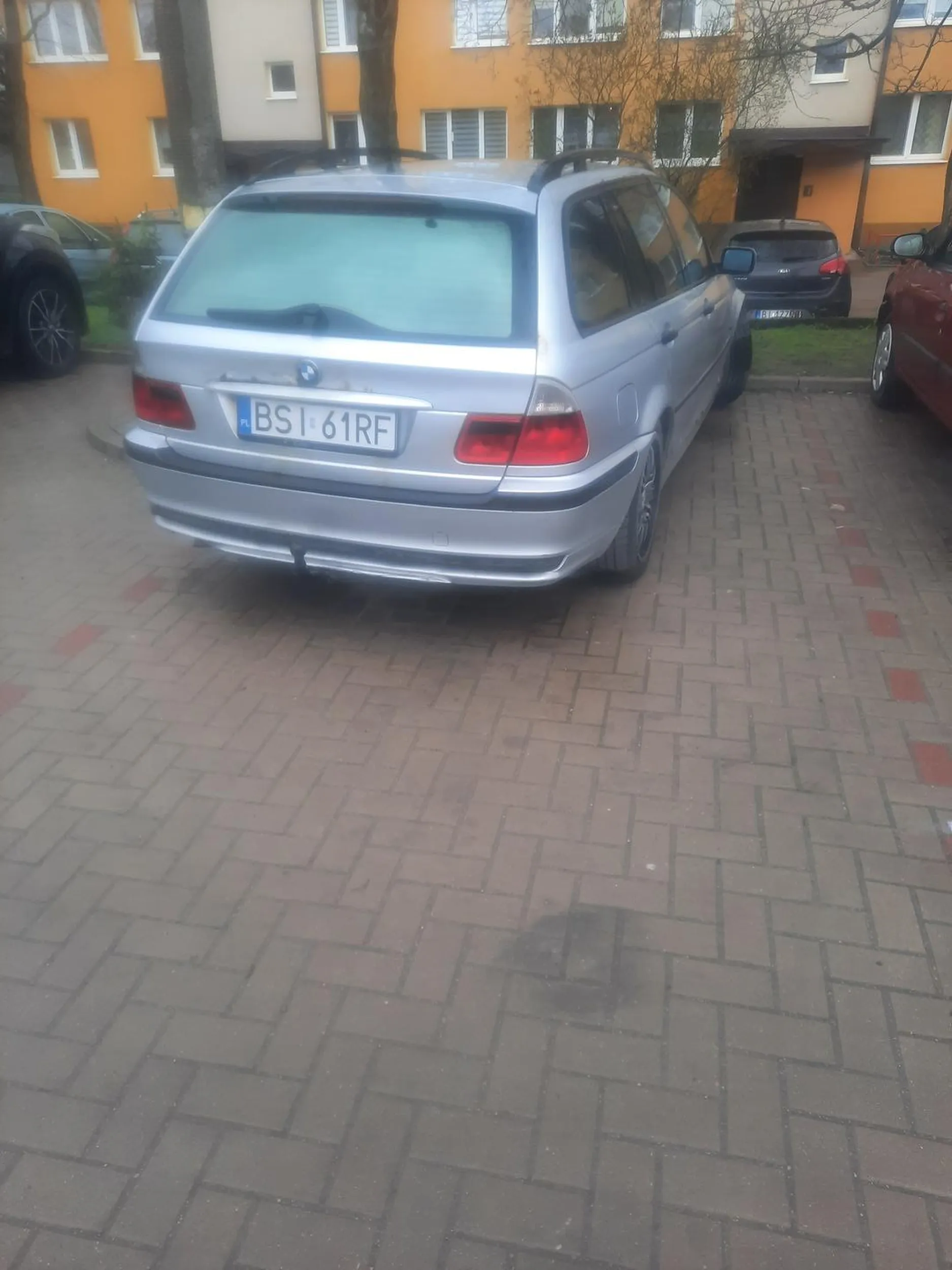 Użytkowniku auta: 1.masz strasznie obsrany pojazd przez gołębie i zardzewiały 2.strasznie krzywo zaparkowałeś i naucz się porządnie parkować bo to irytuje / przeszkadza innym użytkownikom