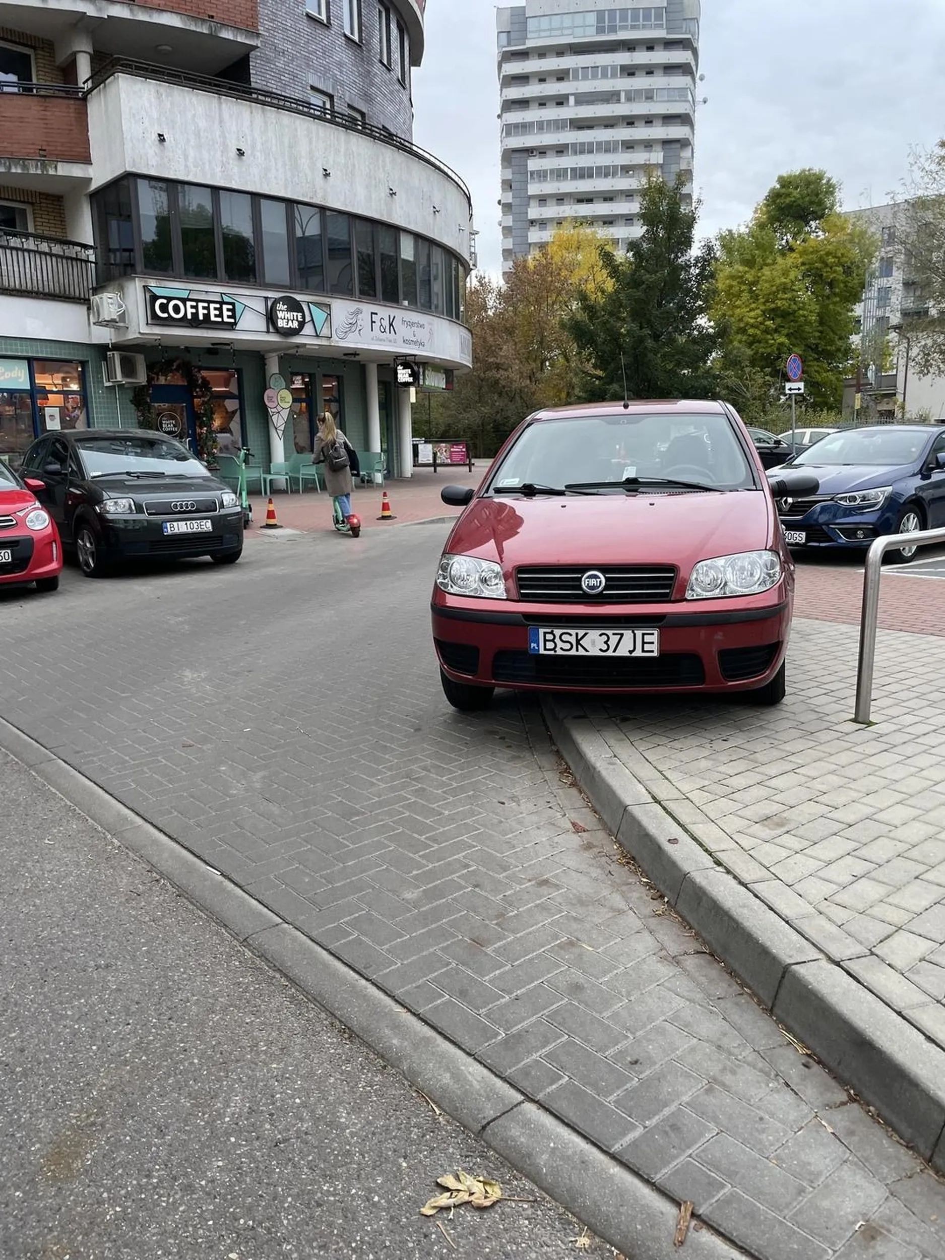 Owa Pani jest agresorką na drodze. Używa świateł długich oślepiając jadących poprawnie z naprzeciwka. Owa Pani nie respektuje przepisów drogowych, dodatkowo parkuje w miejscach nieprzeznaczonych do tego. Dla odpowiednich instytucji trzeba zgłosić oślepianie przez Panią prawidłowo jadących uczestników ruchu drogowego, dowody z kamerki powinny wystarczyć.