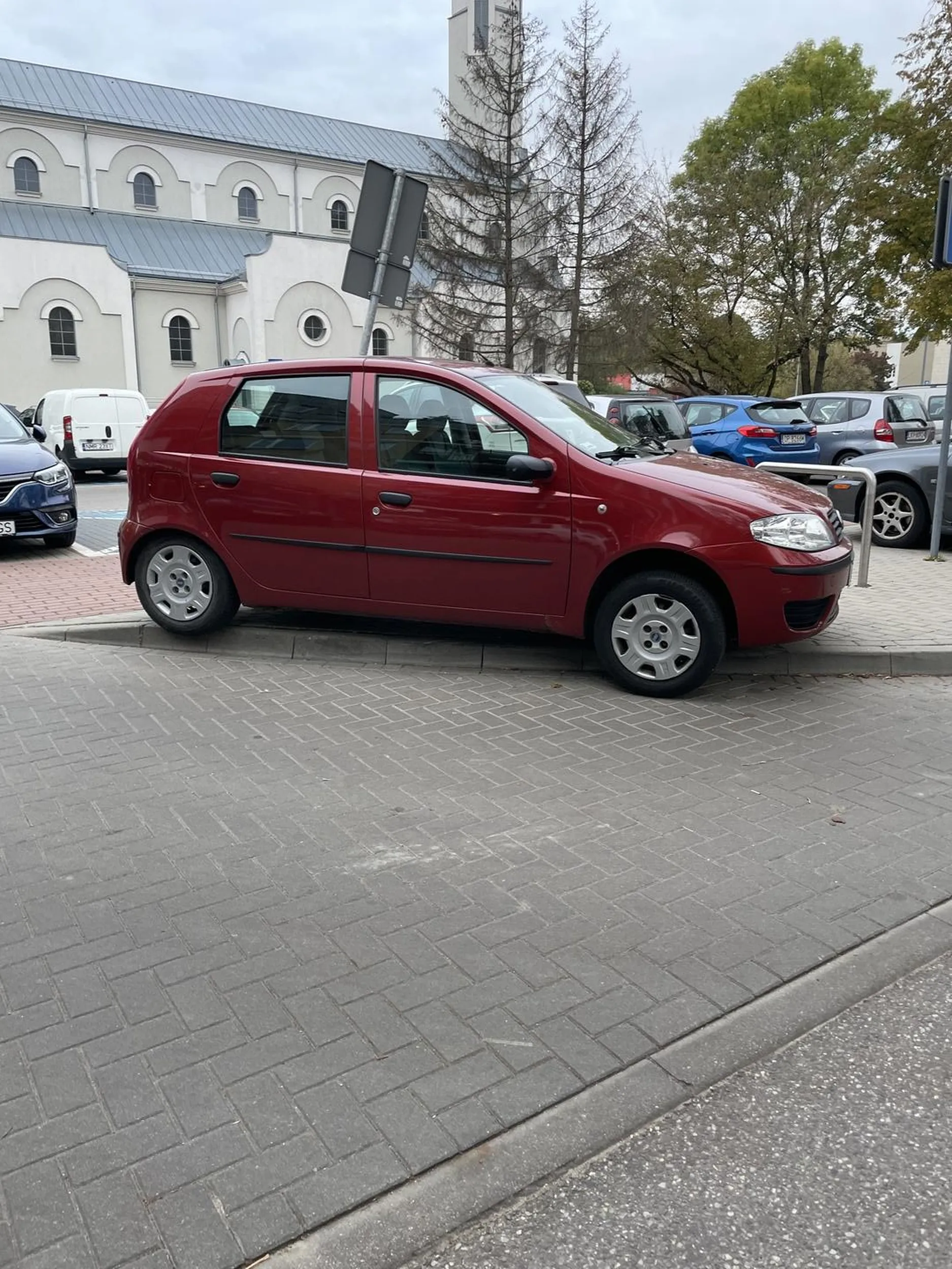 Owa Pani jest agresorką na drodze. Używa świateł długich oślepiając jadących poprawnie z naprzeciwka. Owa Pani nie respektuje przepisów drogowych, dodatkowo parkuje w miejscach nieprzeznaczonych do tego. Dla odpowiednich instytucji trzeba zgłosić oślepianie przez Panią prawidłowo jadących uczestników ruchu drogowego, dowody z kamerki powinny wystarczyć.