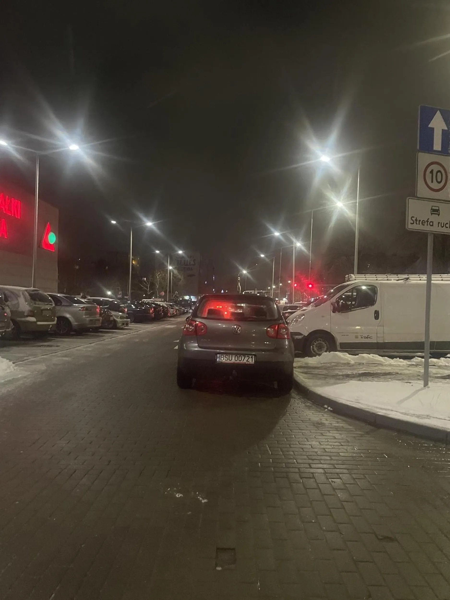 Zakupy najważniejsze więc można stanąć na pasie ruchu, bo nie chce sie ruszyć dupy na parking podziemny. Ludzie przed świętami to dzicz