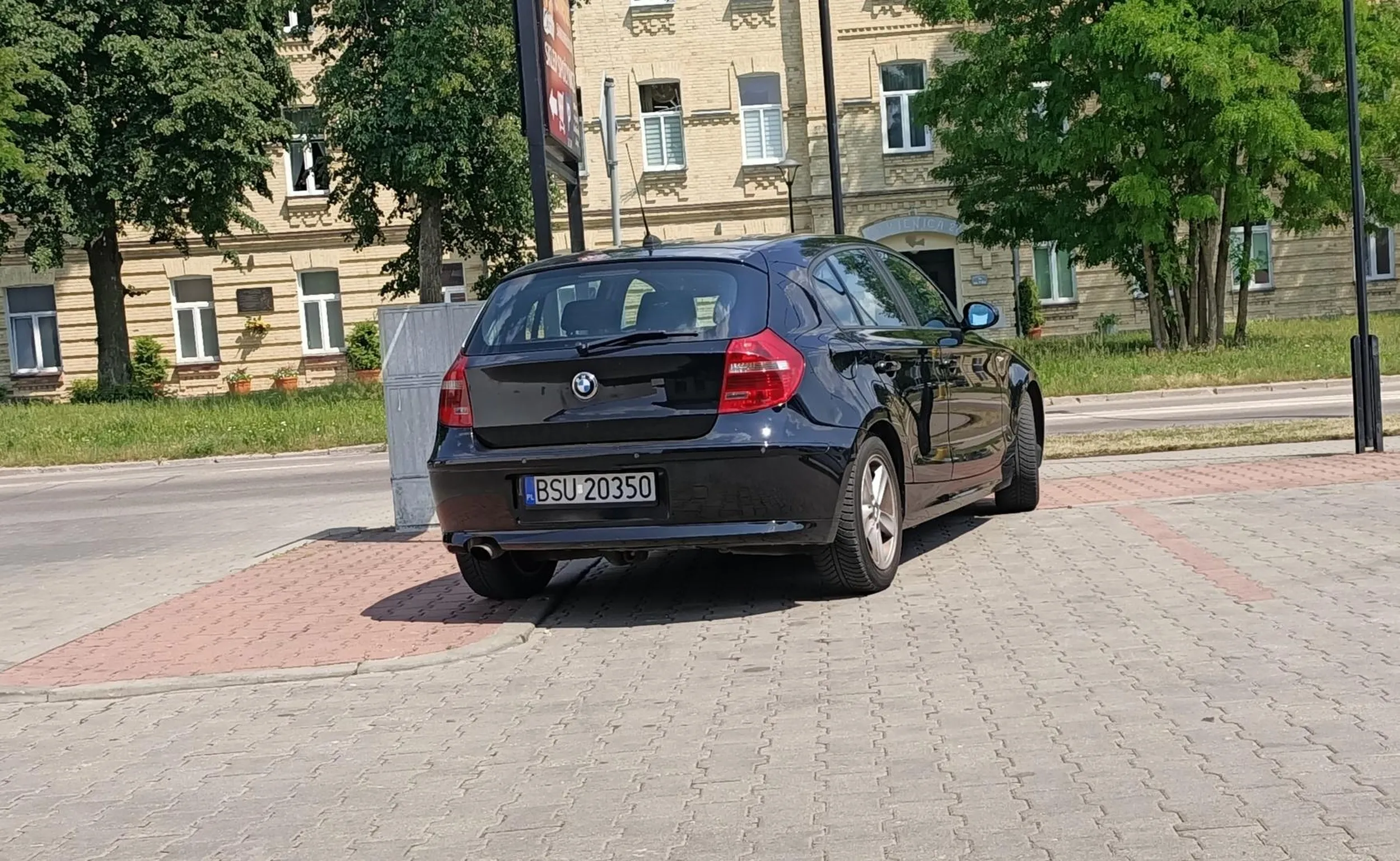 Kanalia z wioski powinna potrenować parkowanie