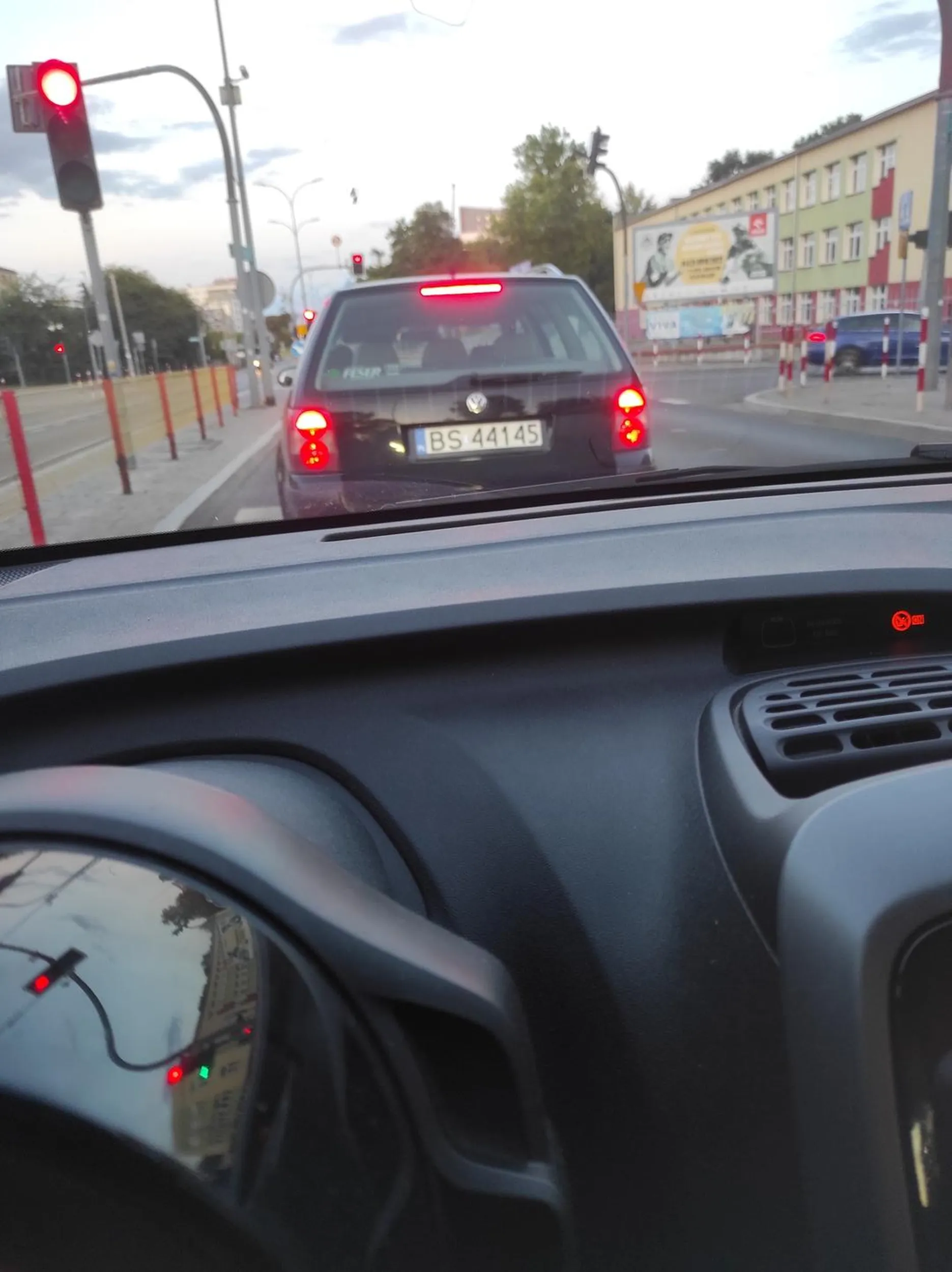 Zajęcie lewego pasa bo wolny, wleczenie się na nim, Przy ruszaniu odwracanie się do pasażerów