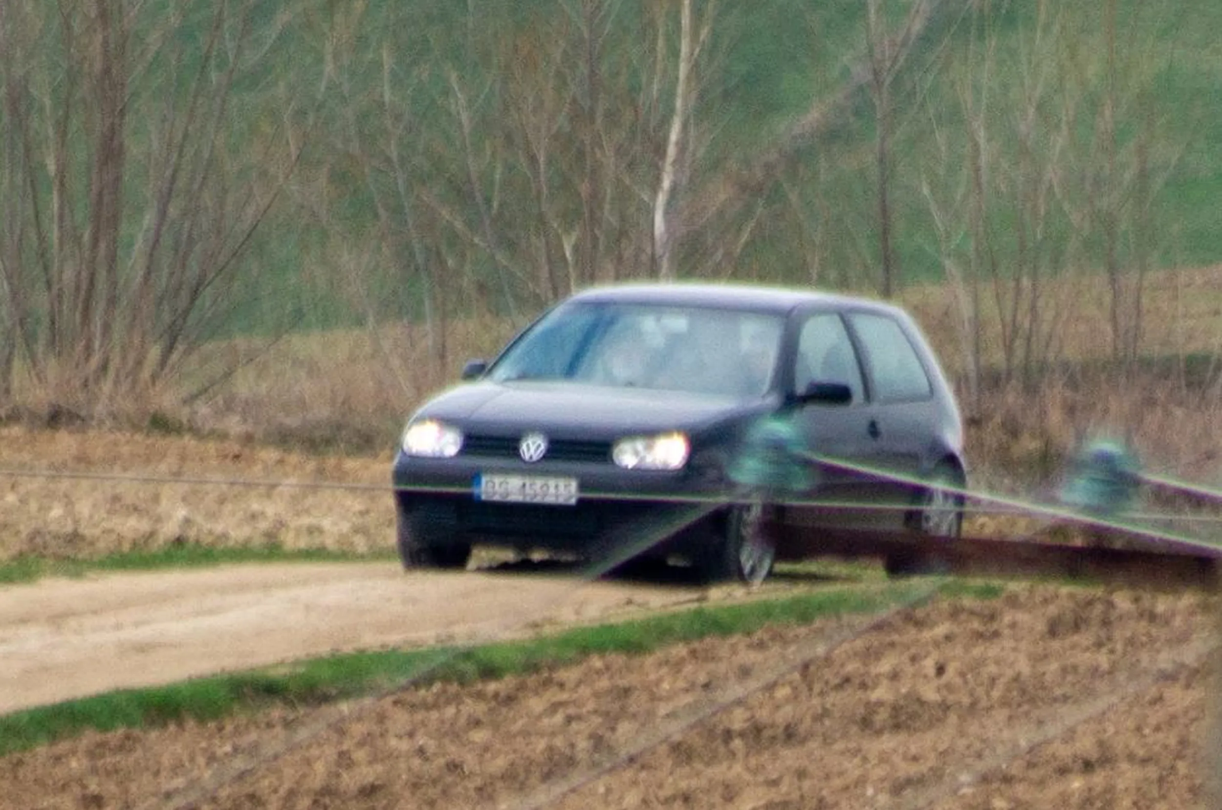 Osoba ta zaparkowała auto na drodze uniemożliwiając przejazd.