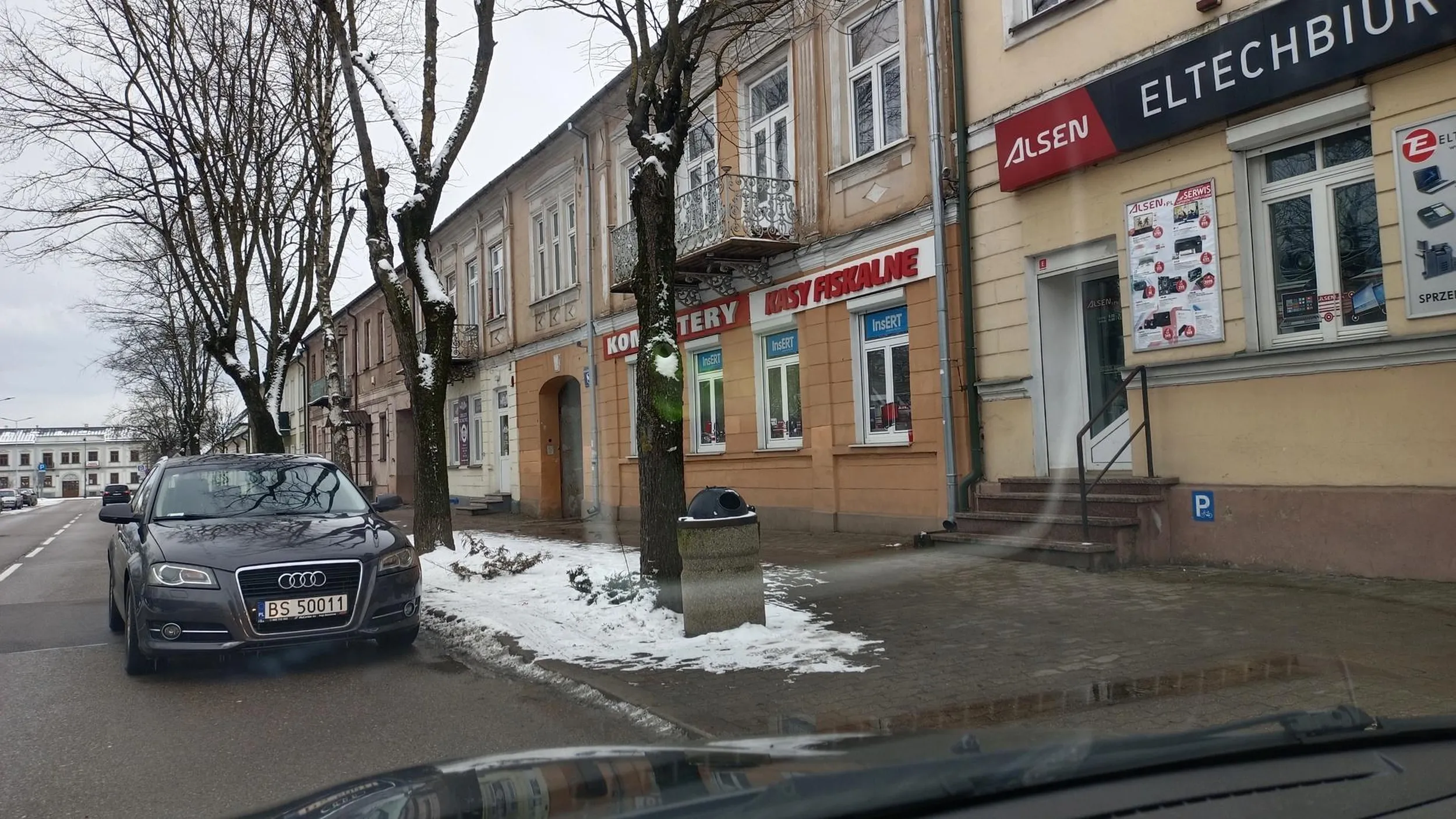 Mało Ci parkingu n całej długości parku tylko musiałeś na drodze parkować żeby do sklepiku wyskoczyć?