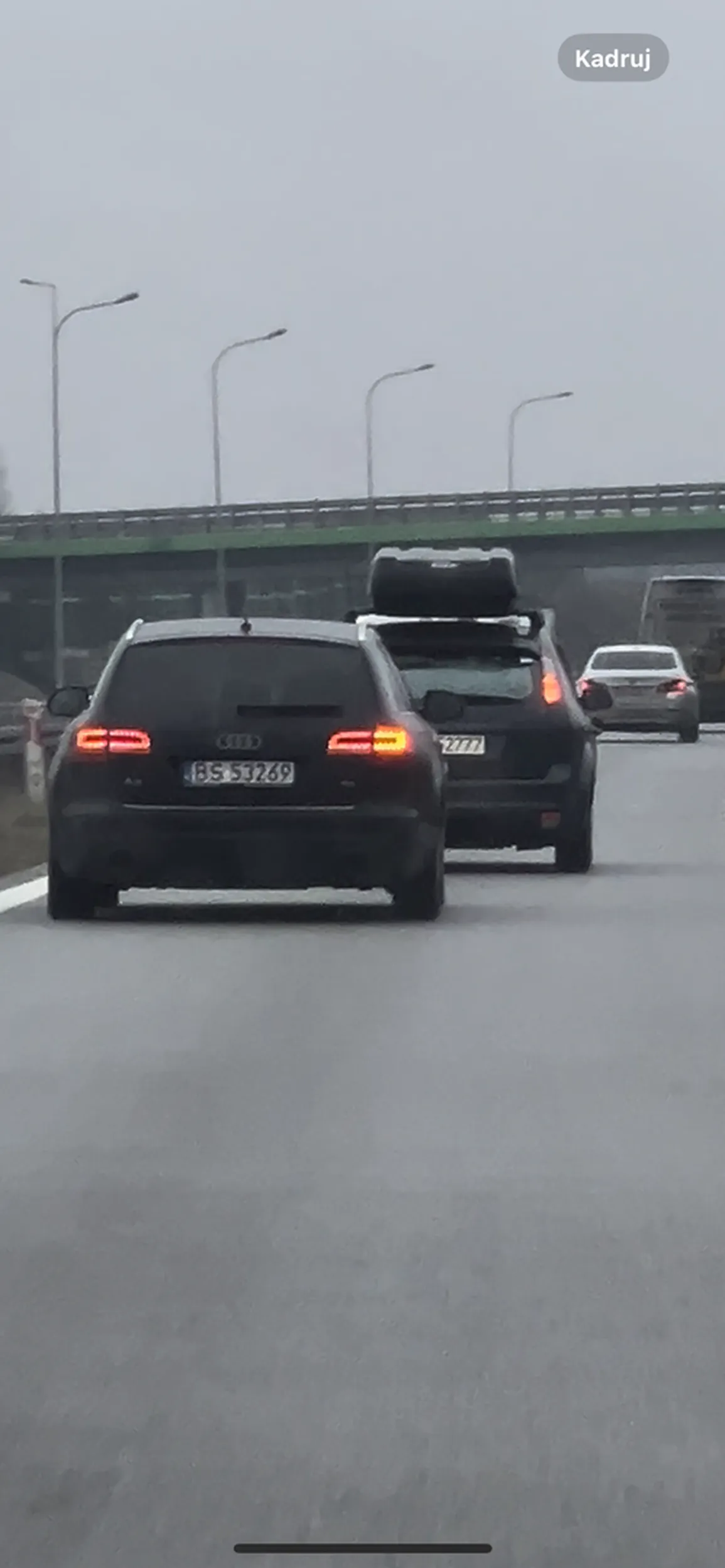 Bardzo niecierpliwy kierowca, metr za pojazdem na autostradzie, mruganie światłami mimo ciągu wieku pojazdów na autostradzie. Może ładniejsza pasażerka uśmierzyłaby ból i nadgorliwość chłopaka :/