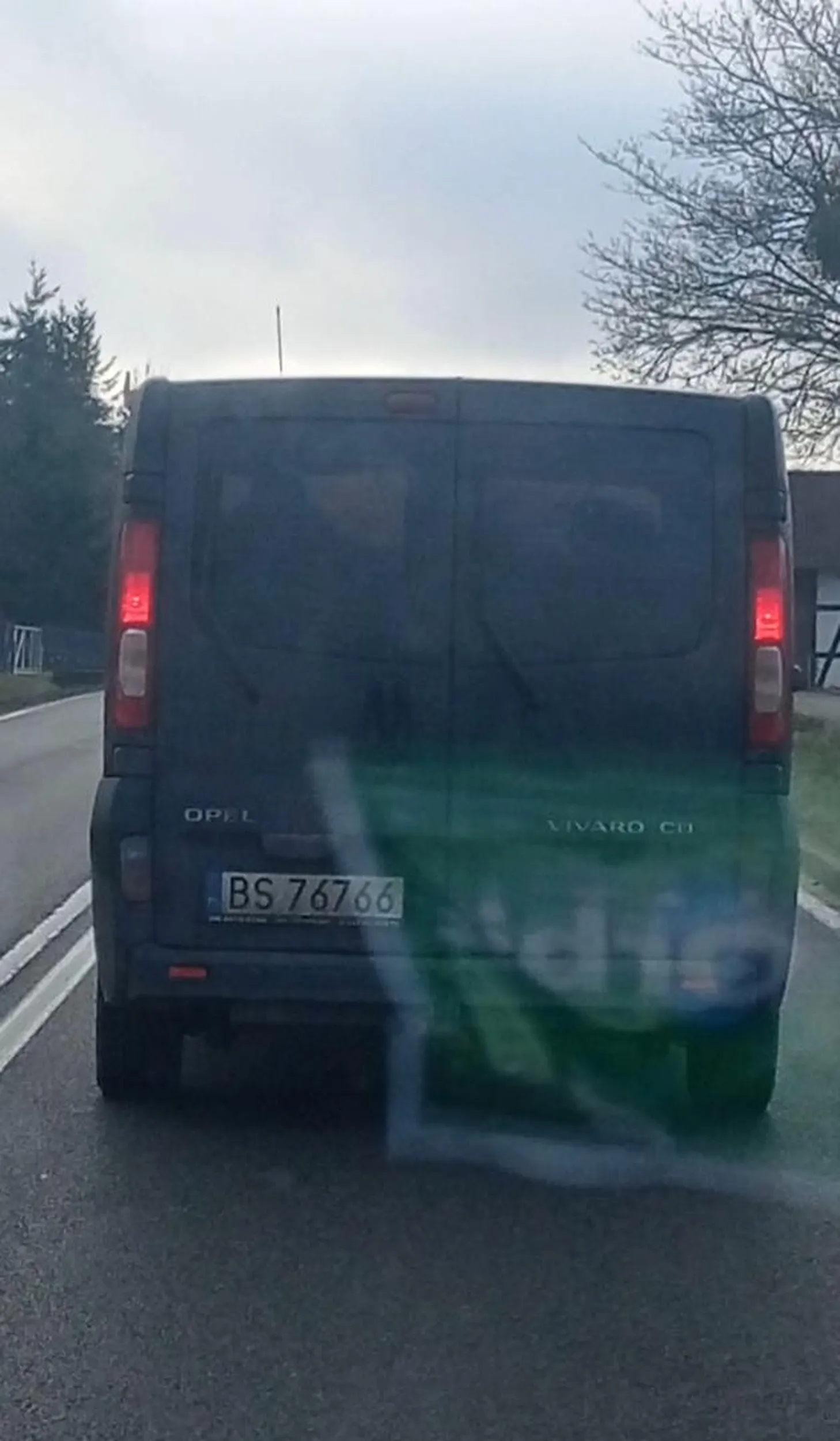 Wyprzedza i hamuje przed maską, robił tak kilku samochodom z rzędu. Wymusza stłuczkę. Blokuje na zielonym świetle.