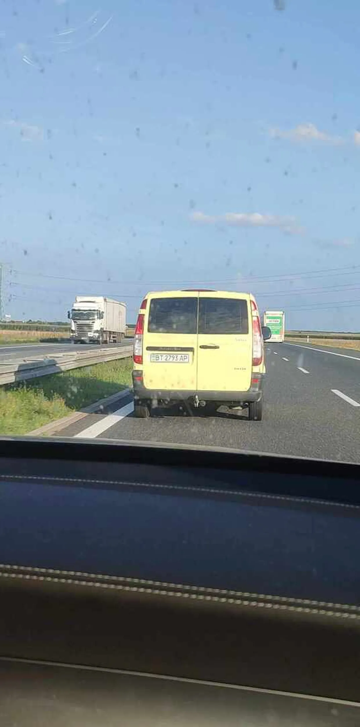 Blokuje całą autostradę jadąc lewym pasem nie chcąc zjechać